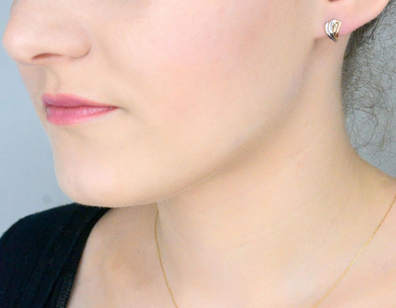 Kolczyki złote 585 pleciona elegancja z białym złotem AR28-0501 Eleganckie, złote kolczyki wykonane z próby złota 585 o wadze około 1,11 g i długości 1 cm.1.jpg