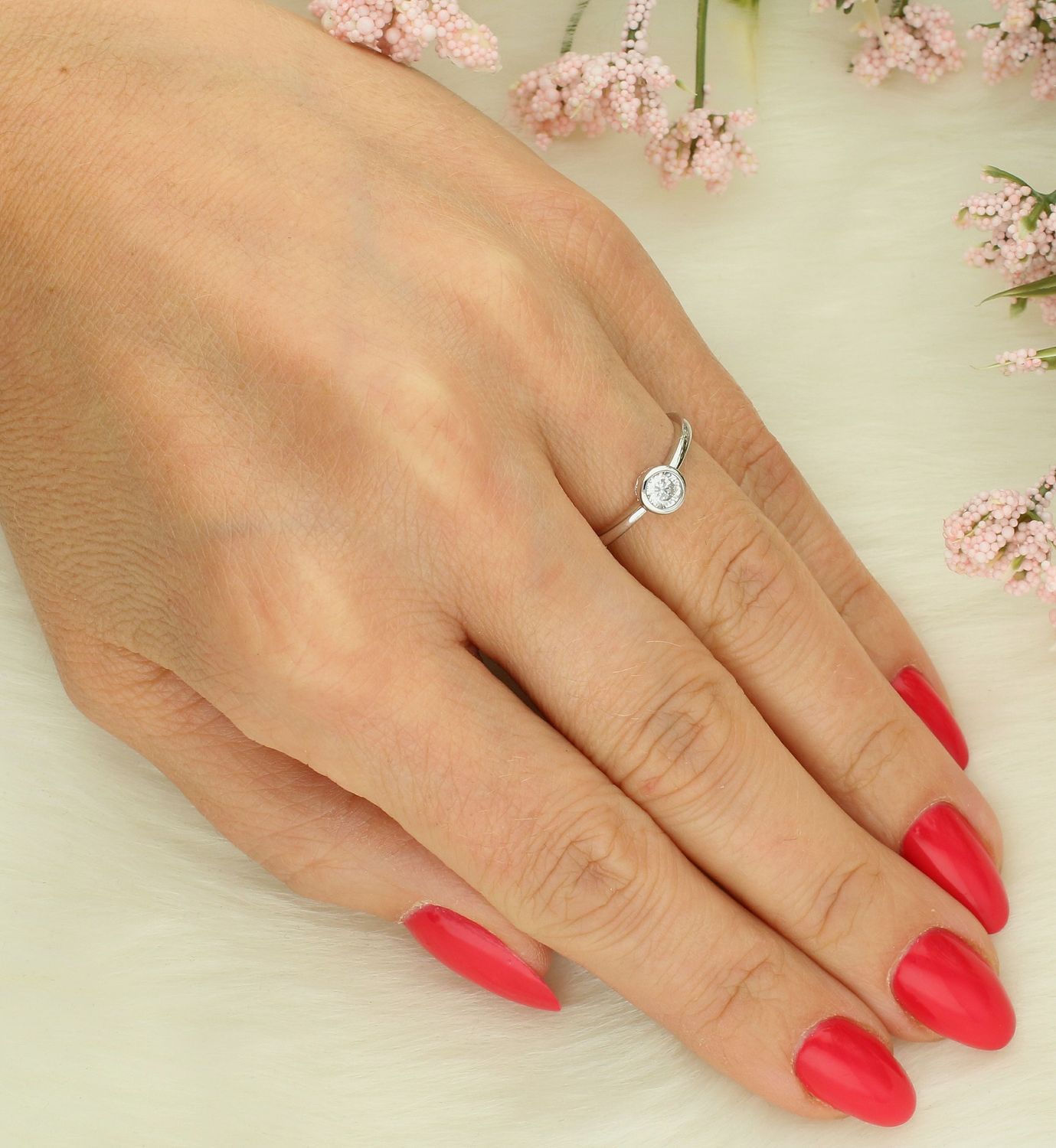 Pierścionek srebrny z cyrkonią próba 925, AR521-6899 Srebrny pierścionek wykonany z najwyższej jakości srebra o prostej formie. Idealny pomysł na prezent dla każdej kobiety. 1.jpg