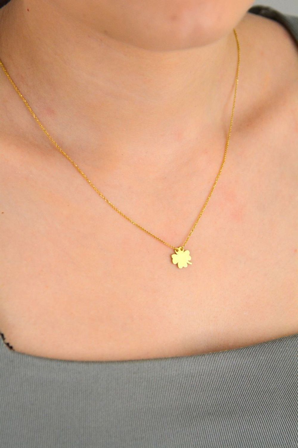 Złoty naszyjnik celebrytka z koniczynką 585 - AR521-8102. Złoty naszyjnik z 14-karatowego złota z koniczynką. Złoty naszyjnik 585 to idealny pomysł na prezent dla ukochanej kobiety. 1.jpg