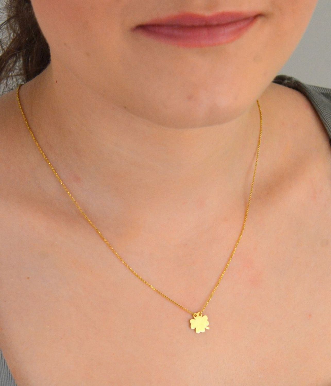 Złoty naszyjnik celebrytka z koniczynką 585 - AR521-8102. Złoty naszyjnik z 14-karatowego złota z koniczynką. Złoty naszyjnik 585 to idealny pomysł na prezent dla ukochanej kobiety. 1.jpg