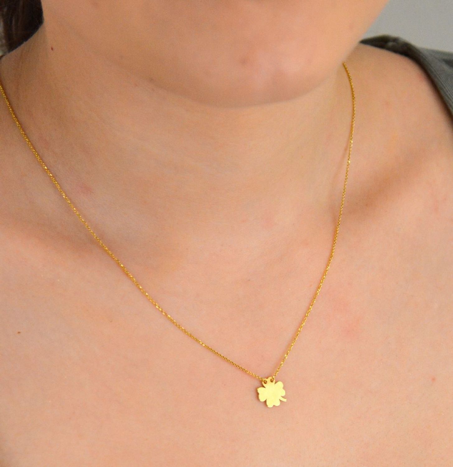 Złoty naszyjnik celebrytka z koniczynką 585 - AR521-8102. Złoty naszyjnik z 14-karatowego złota z koniczynką. Złoty naszyjnik 585 to idealny pomysł na prezent dla ukochanej kobiety. 1.jpg