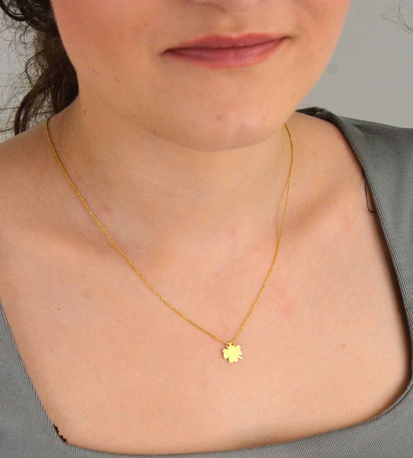 Złoty naszyjnik celebrytka z koniczynką 585 - AR521-8102. Złoty naszyjnik z 14-karatowego złota z koniczynką. Złoty naszyjnik 585 to idealny pomysł na prezent dla ukochanej kobiety. 1.jpg