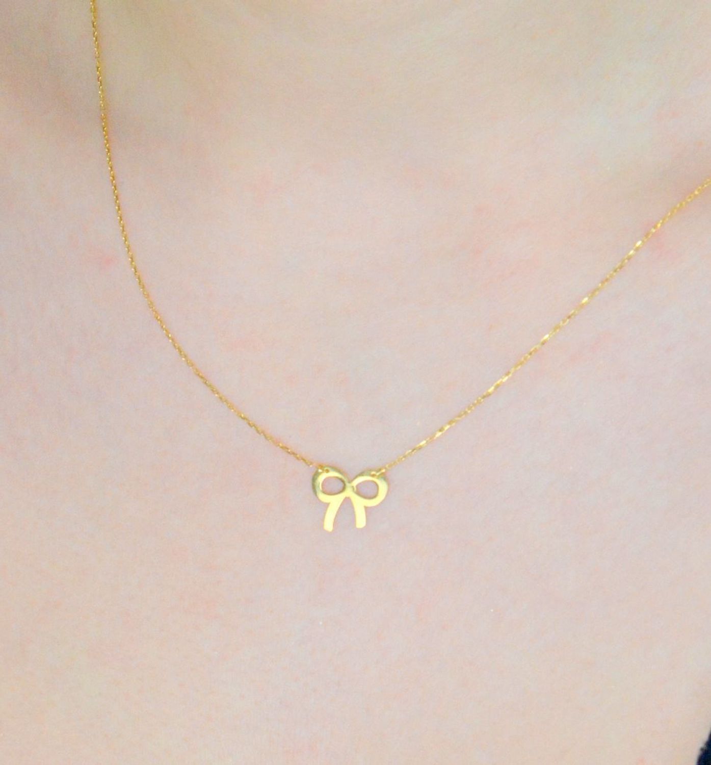 Złoty naszyjnik Apart Kokarda Kokardka Wstążka 585 AR521-8920. Delikatna celebrytka z zawieszką kokardką. Niezwykły blask kruszcu w połączeniu ze złotą zawieszką to idealne 1.jpg