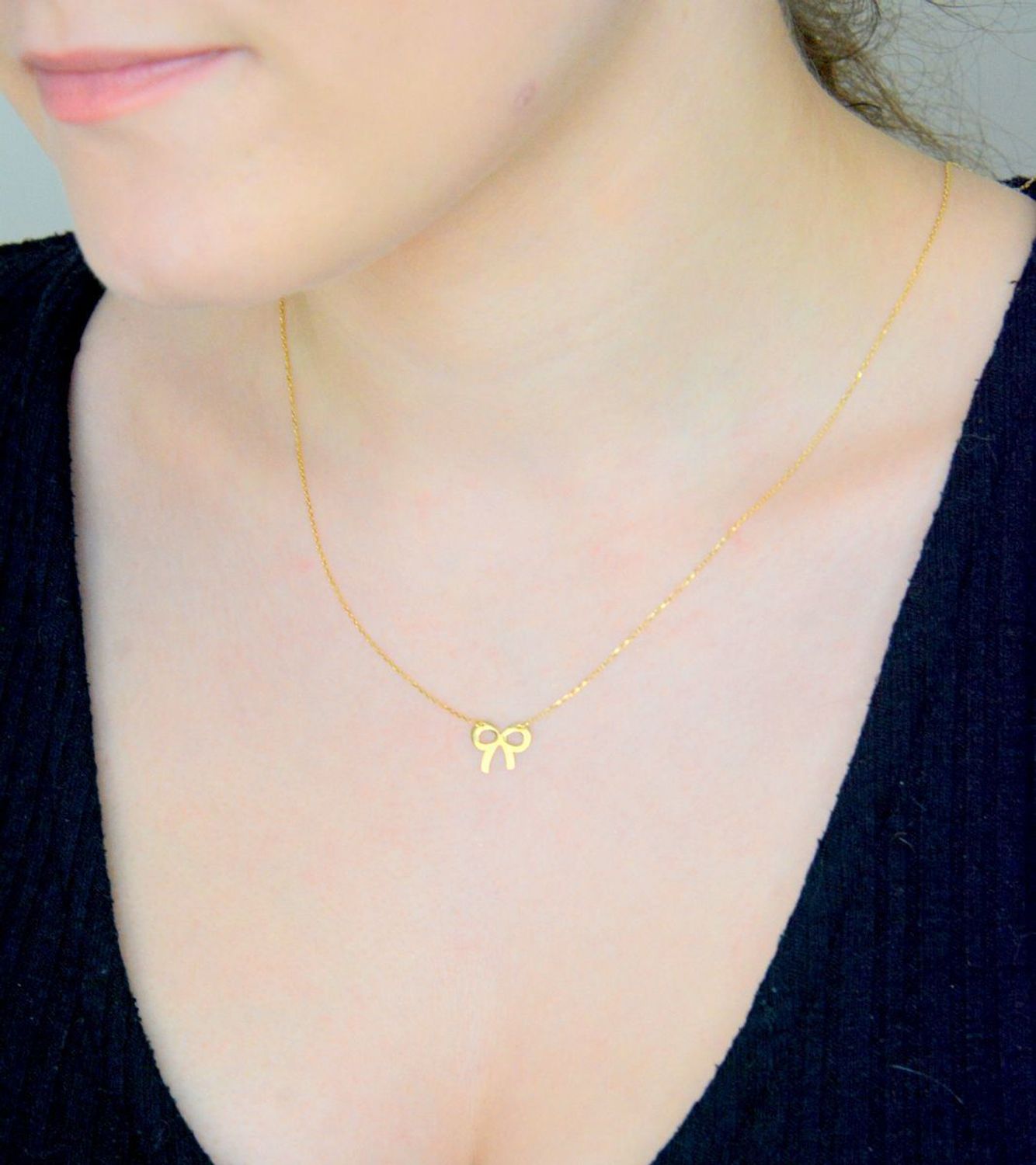 Złoty naszyjnik Apart Kokarda Kokardka Wstążka 585 AR521-8920. Delikatna celebrytka z zawieszką kokardką. Niezwykły blask kruszcu w połączeniu ze złotą zawieszką to idealne 1.jpg