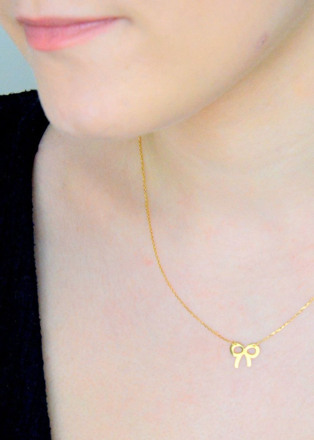 Złoty naszyjnik Apart Kokarda Kokardka Wstążka 585 AR521-8920. Delikatna celebrytka z zawieszką kokardką. Niezwykły blask kruszcu w połączeniu ze złotą zawieszką to idealne 1.jpg