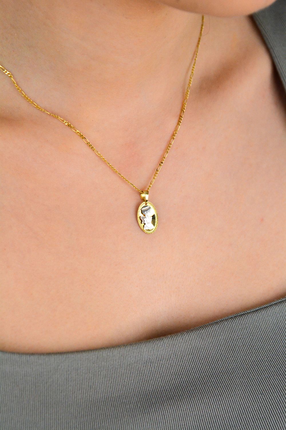 Medalik złoty aniołek pr 585, AR522-0157 Złota zawieszka 585 medalik aniołek na owalnej blaszce. Medalik będący wspaniałą pamiątką i prezentem z okazji chrztu1.jpg