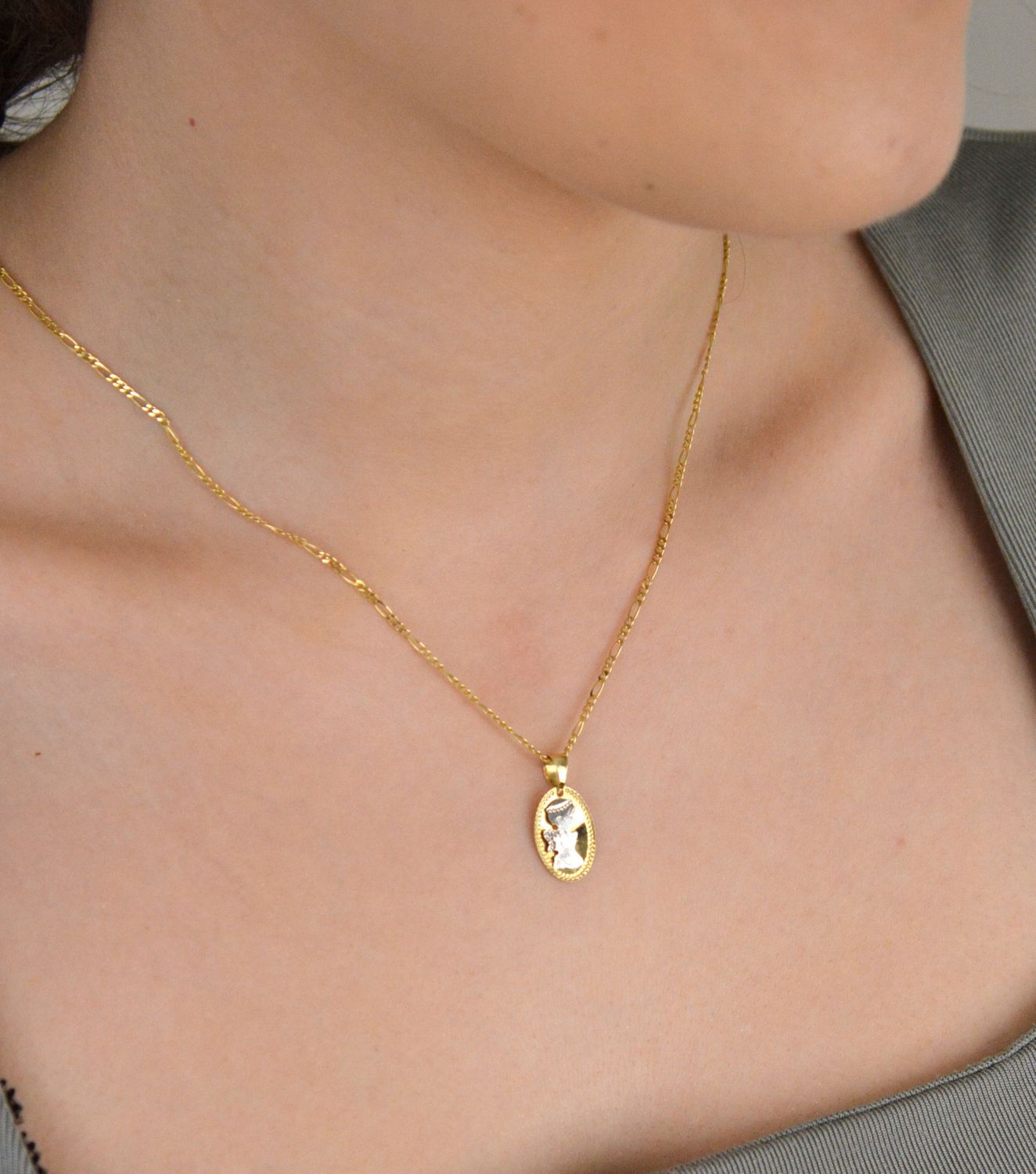 Medalik złoty aniołek pr 585, AR522-0157 Złota zawieszka 585 medalik aniołek na owalnej blaszce. Medalik będący wspaniałą pamiątką i prezentem z okazji chrztu1.jpg