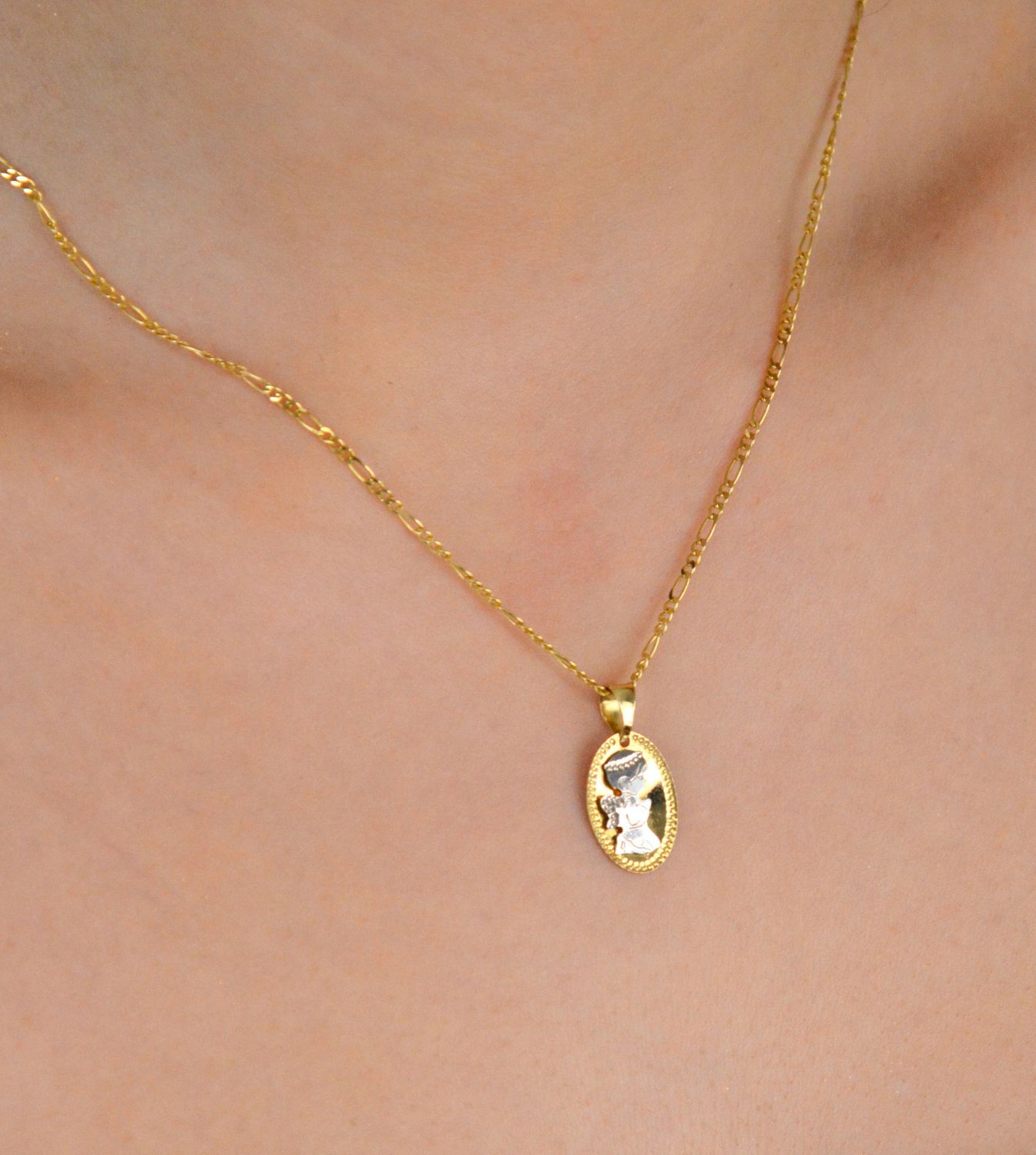 Medalik złoty aniołek pr 585, AR522-0157 Złota zawieszka 585 medalik aniołek na owalnej blaszce. Medalik będący wspaniałą pamiątką i prezentem z okazji chrztu1.jpg