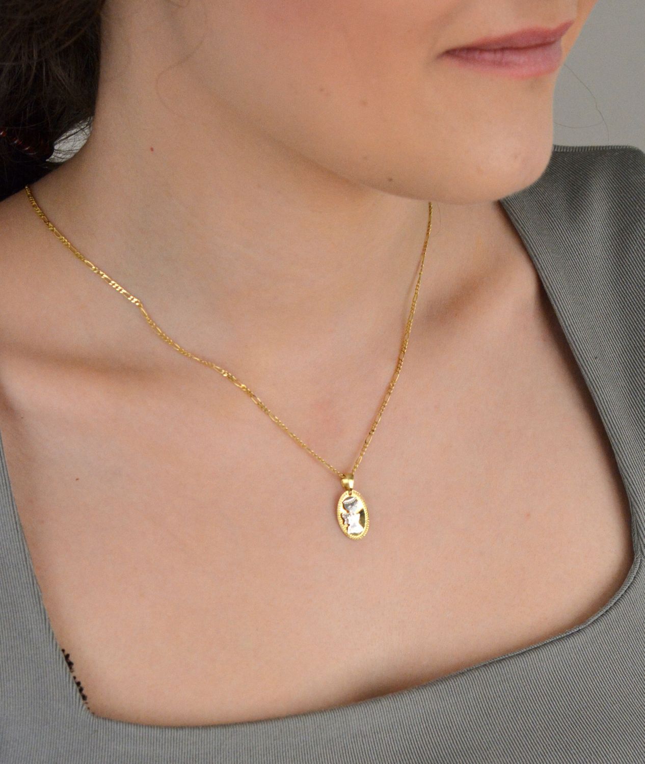 Medalik złoty aniołek pr 585, AR522-0157 Złota zawieszka 585 medalik aniołek na owalnej blaszce. Medalik będący wspaniałą pamiątką i prezentem z okazji chrztu1.jpg