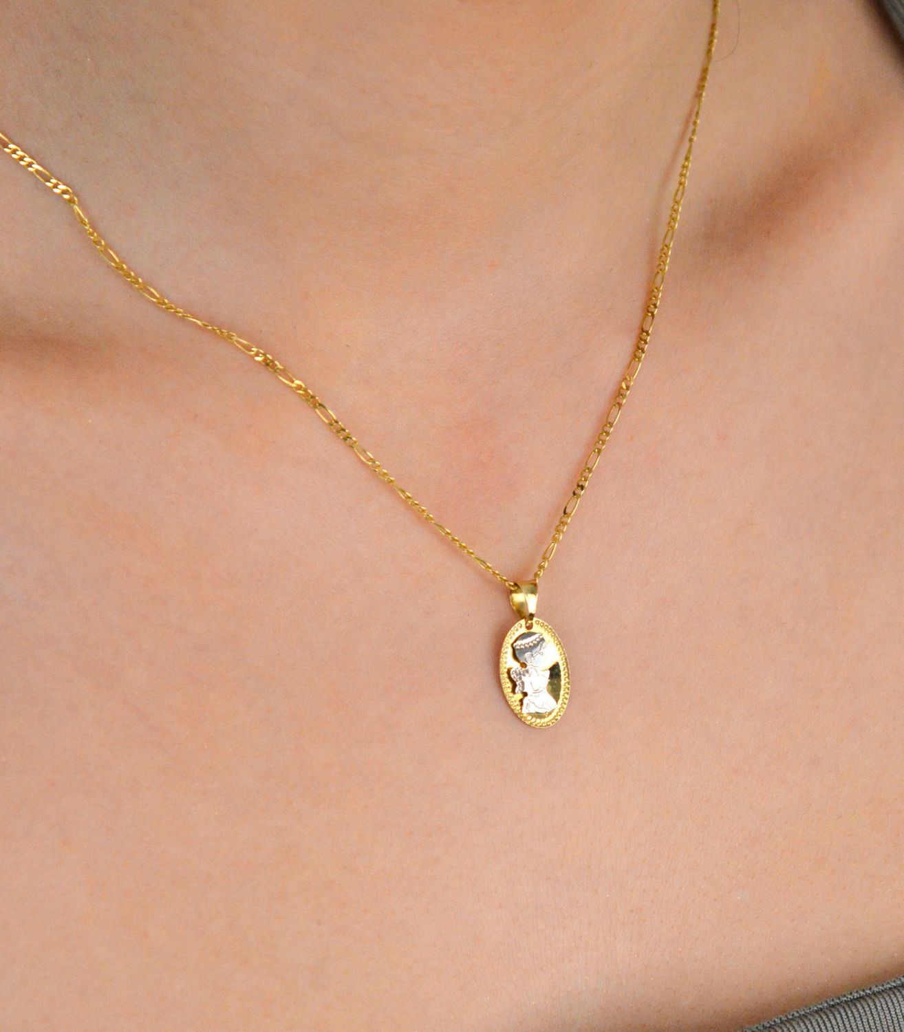 Medalik złoty aniołek pr 585, AR522-0157 Złota zawieszka 585 medalik aniołek na owalnej blaszce. Medalik będący wspaniałą pamiątką i prezentem z okazji chrztu1.jpg