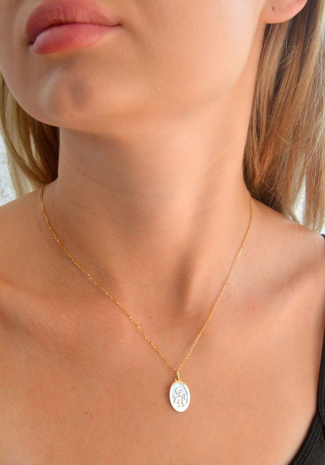 Złota zawieszka 585 medalik z masą perłową Aniołek AR522-0159 (1).jpg