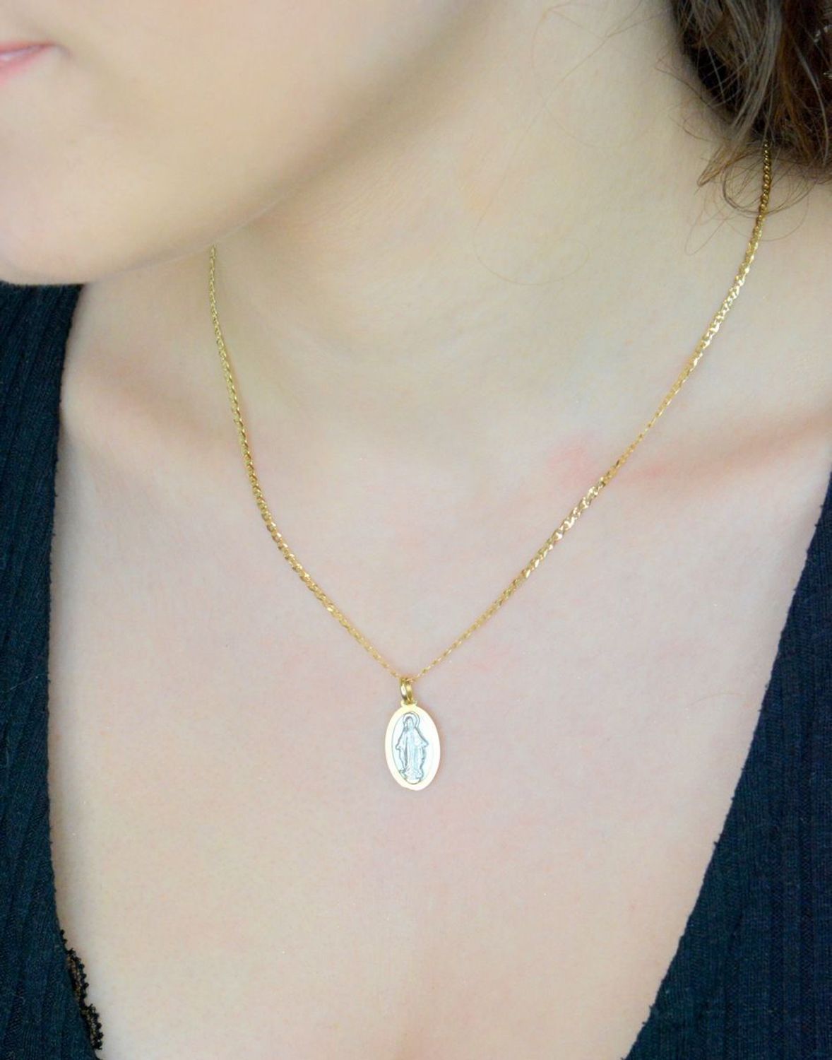 Złota zawieszka Apart medalik z masą perłową Matka Boska Niepokalana 585 AR522-0160. Złoty medalik to wyjątkowa pamiątka na lata .Medalik dla dziecka. Medalik na chrzest. 1.jpg