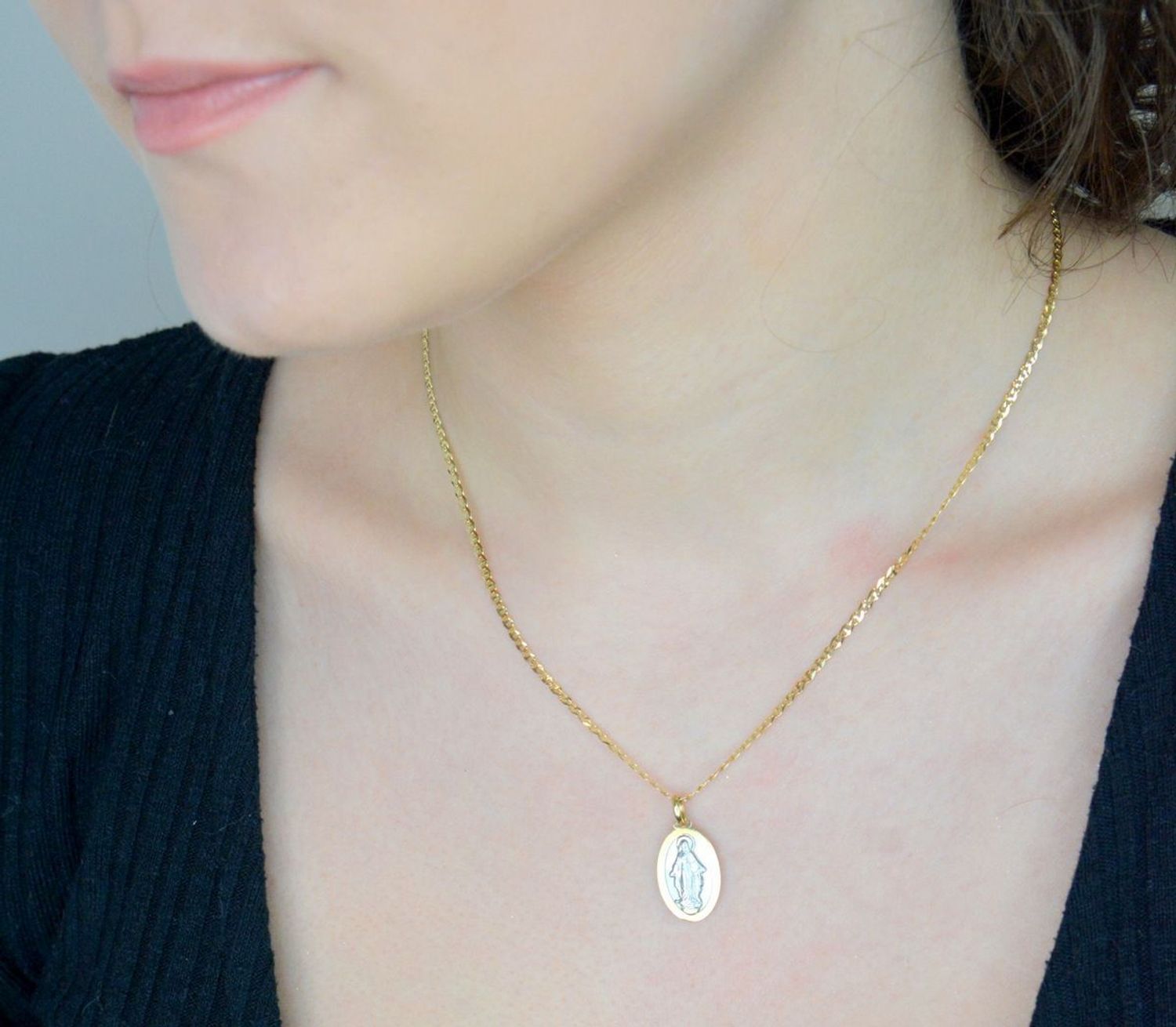 Złota zawieszka Apart medalik z masą perłową Matka Boska Niepokalana 585 AR522-0160. Złoty medalik to wyjątkowa pamiątka na lata .Medalik dla dziecka. Medalik na chrzest. 1.jpg