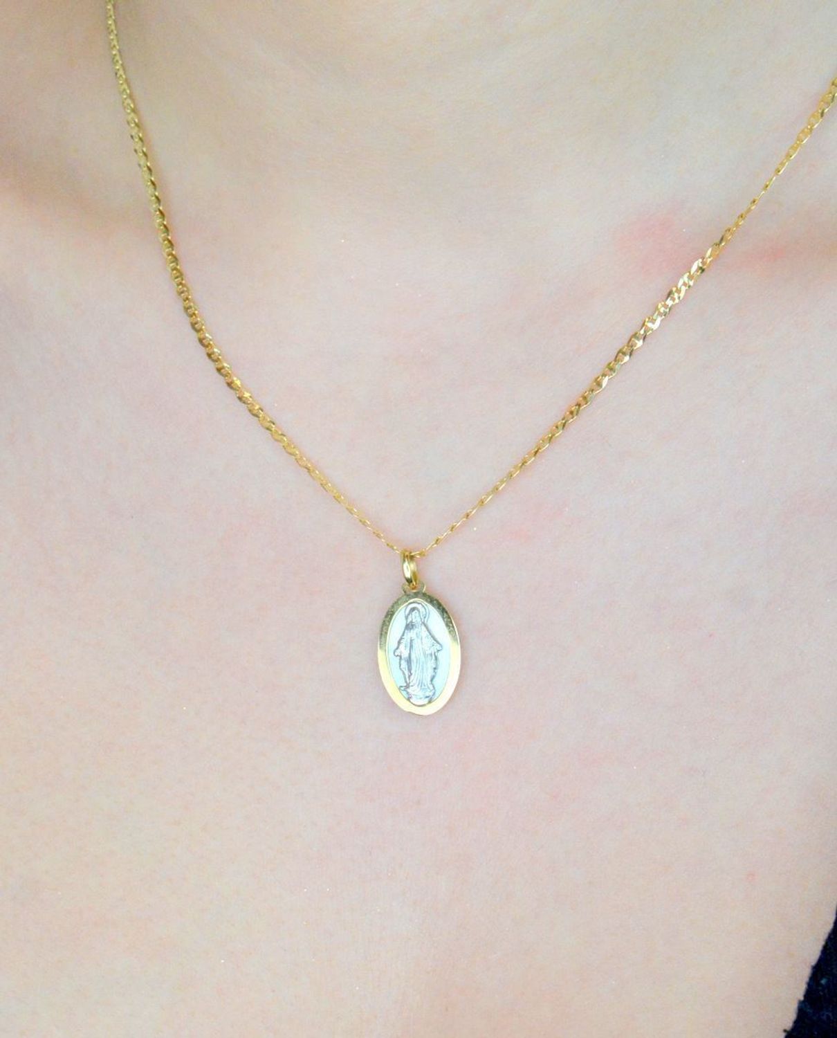 Złota zawieszka Apart medalik z masą perłową Matka Boska Niepokalana 585 AR522-0160. Złoty medalik to wyjątkowa pamiątka na lata .Medalik dla dziecka. Medalik na chrzest. 1.jpg