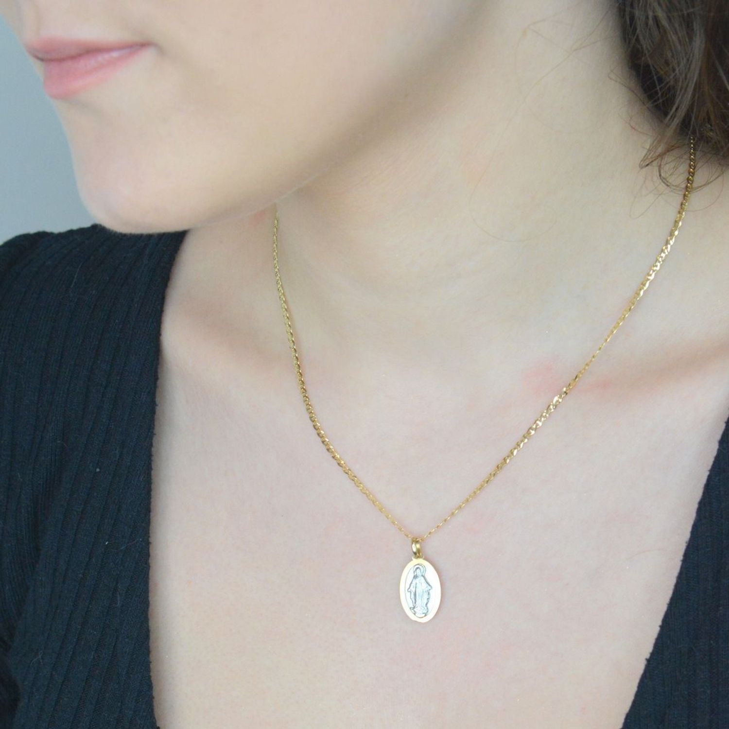 Złota zawieszka Apart medalik z masą perłową Matka Boska Niepokalana 585 AR522-0160. Złoty medalik to wyjątkowa pamiątka na lata .Medalik dla dziecka. Medalik na chrzest. 1.jpg