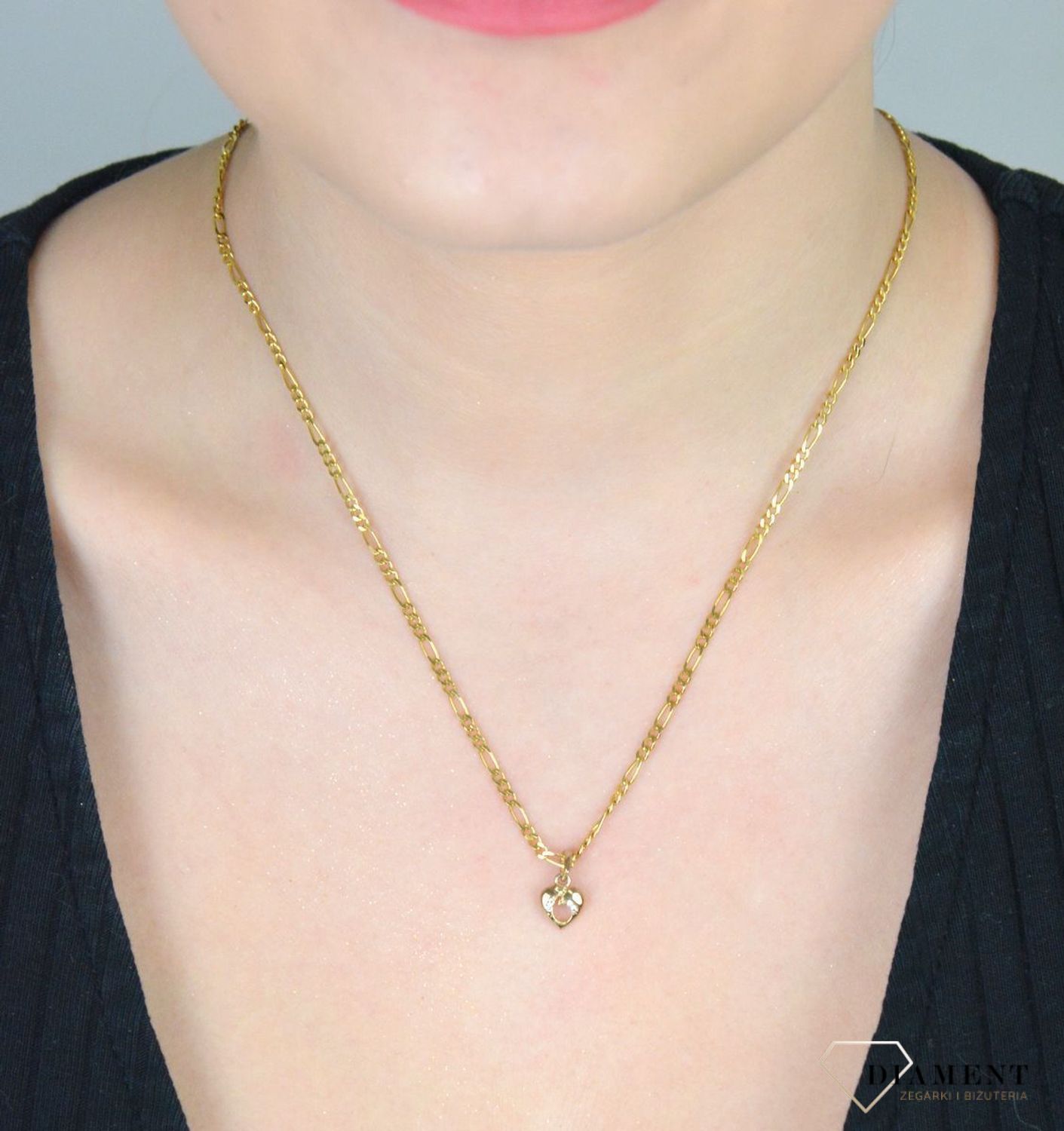 Zawieszka złota Serce z cyrkoniami 333 AR522-0206 Zawieszka w kształcie serca, wykonana ze złota próby 333, to elegancka i subtelna biżuteria, która zachwyca pięknem.jpg