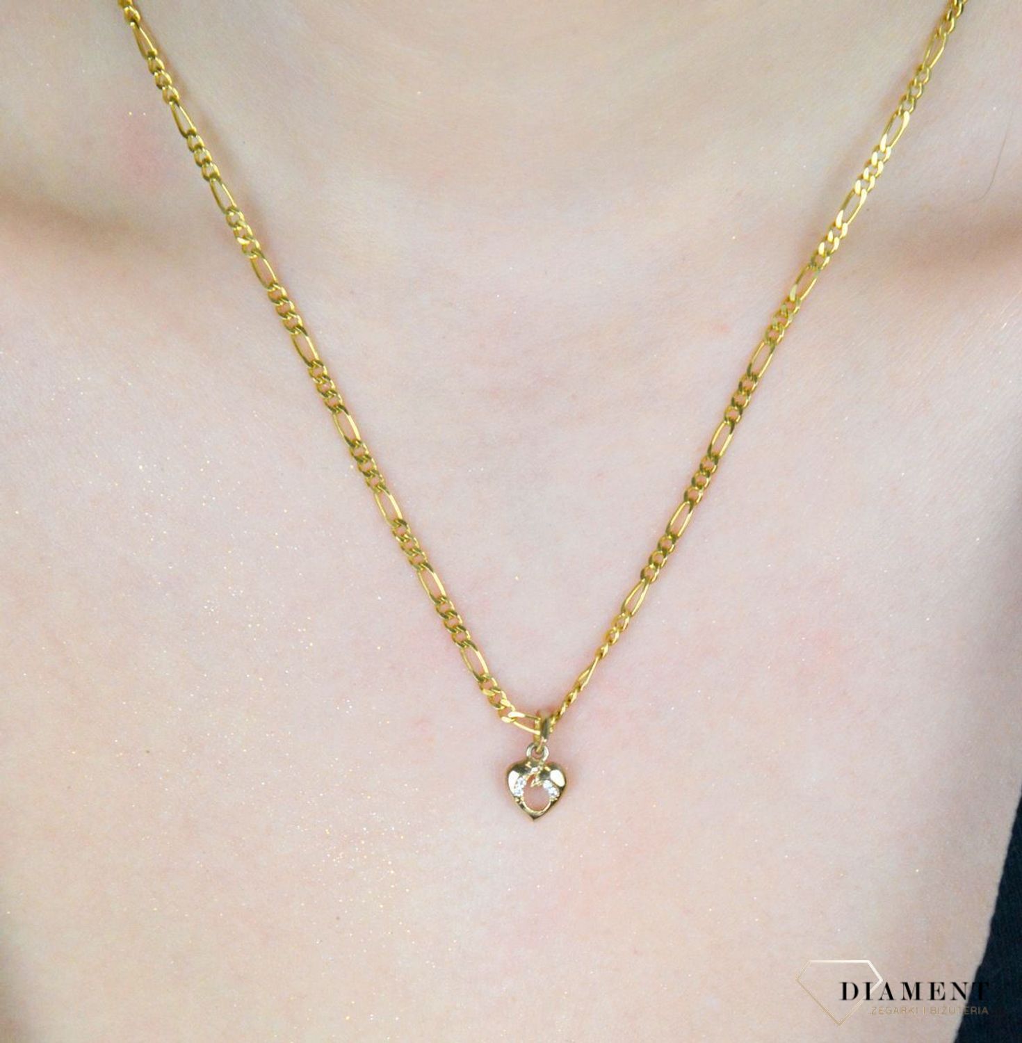 Zawieszka złota Serce z cyrkoniami 333 AR522-0206 Zawieszka w kształcie serca, wykonana ze złota próby 333, to elegancka i subtelna biżuteria, która zachwyca pięknem.jpg