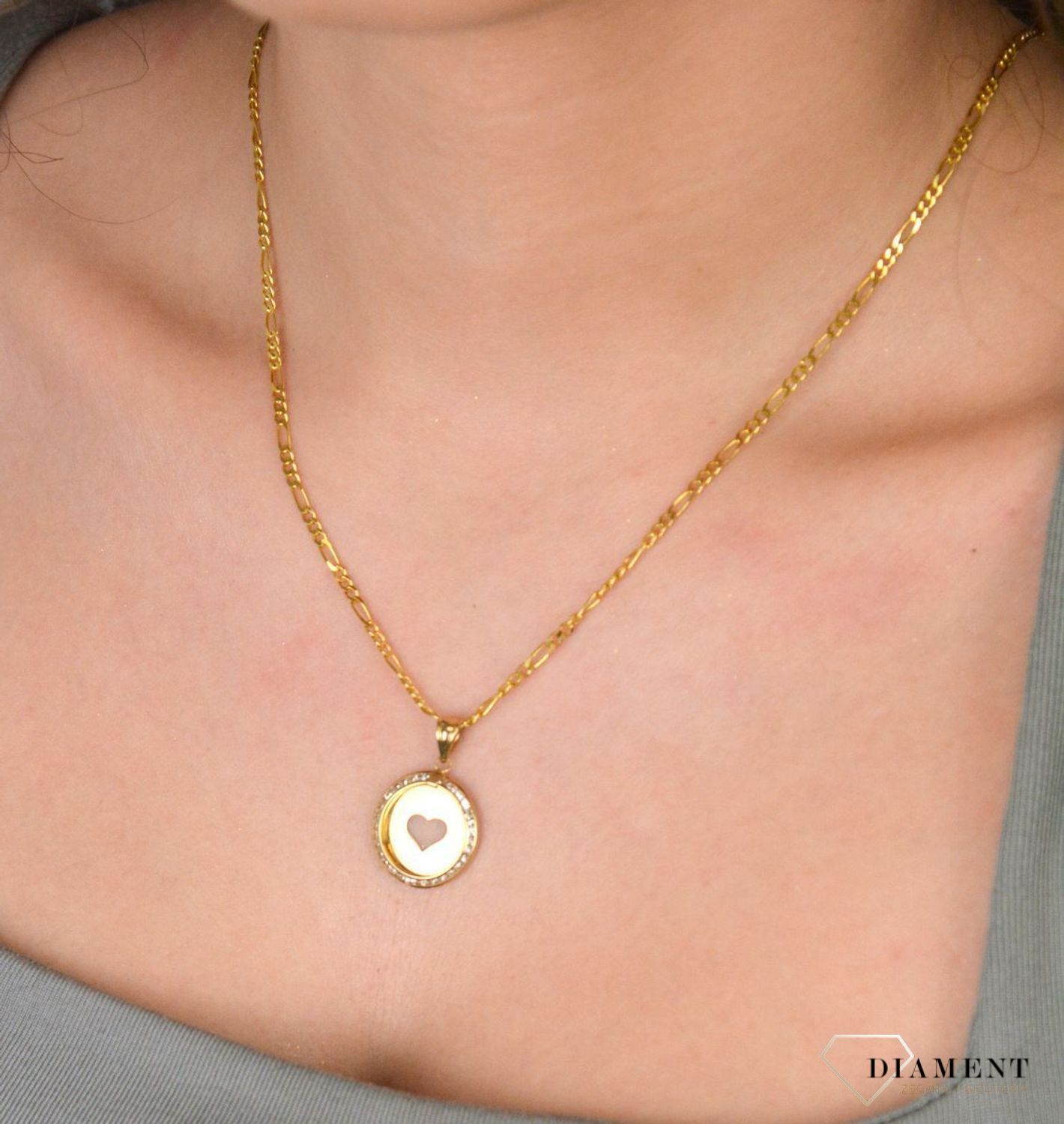 Piękna zawieszka kółeczko z wyciętym sercem ozdobione cyrkonią. Zawieszkę wykonano ze złota próby 585 o wadze 1,24 gram. Do zawieszki można dobrać delikatny złoty łańcuszek (2).jpg