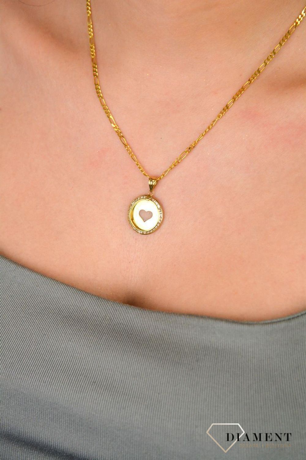 Piękna zawieszka kółeczko z wyciętym sercem ozdobione cyrkonią. Zawieszkę wykonano ze złota próby 585 o wadze 1,24 gram. Do zawieszki można dobrać delikatny złoty łańcuszek (2).jpg