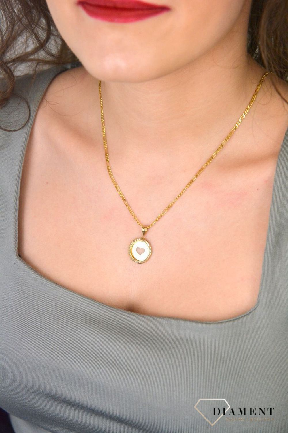 Piękna zawieszka kółeczko z wyciętym sercem ozdobione cyrkonią. Zawieszkę wykonano ze złota próby 585 o wadze 1,24 gram. Do zawieszki można dobrać delikatny złoty łańcuszek (2).jpg