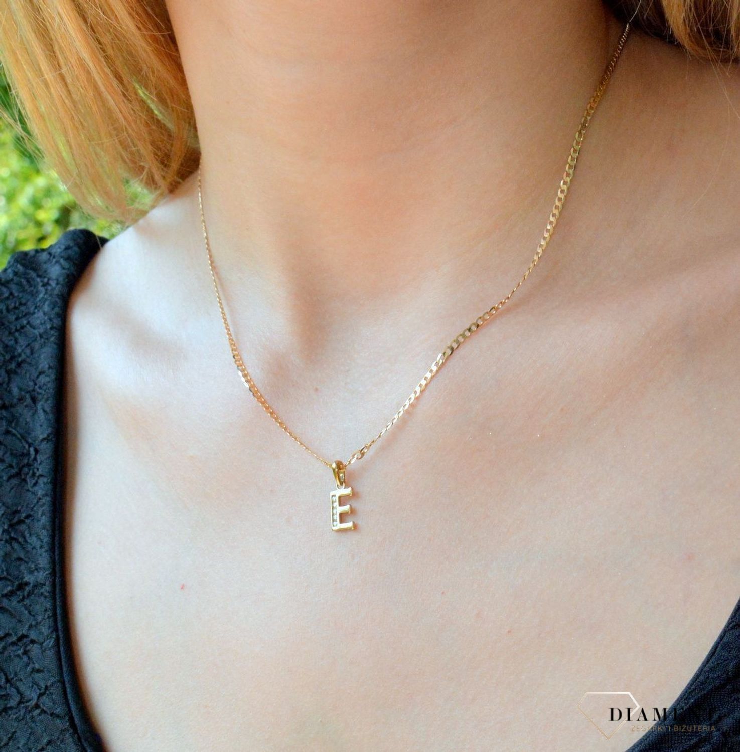 Złota zawieszka 333 literka E ozdobiona cyrkonią AR522-0246. Piękny, złoty wisiorek o ciekawym wzorze wykonany z żółtego złota próby 333. Personalizowana zawieszka to doskonały pomysł na prezent dla każdej kobiety. Zawieszka z.jpg