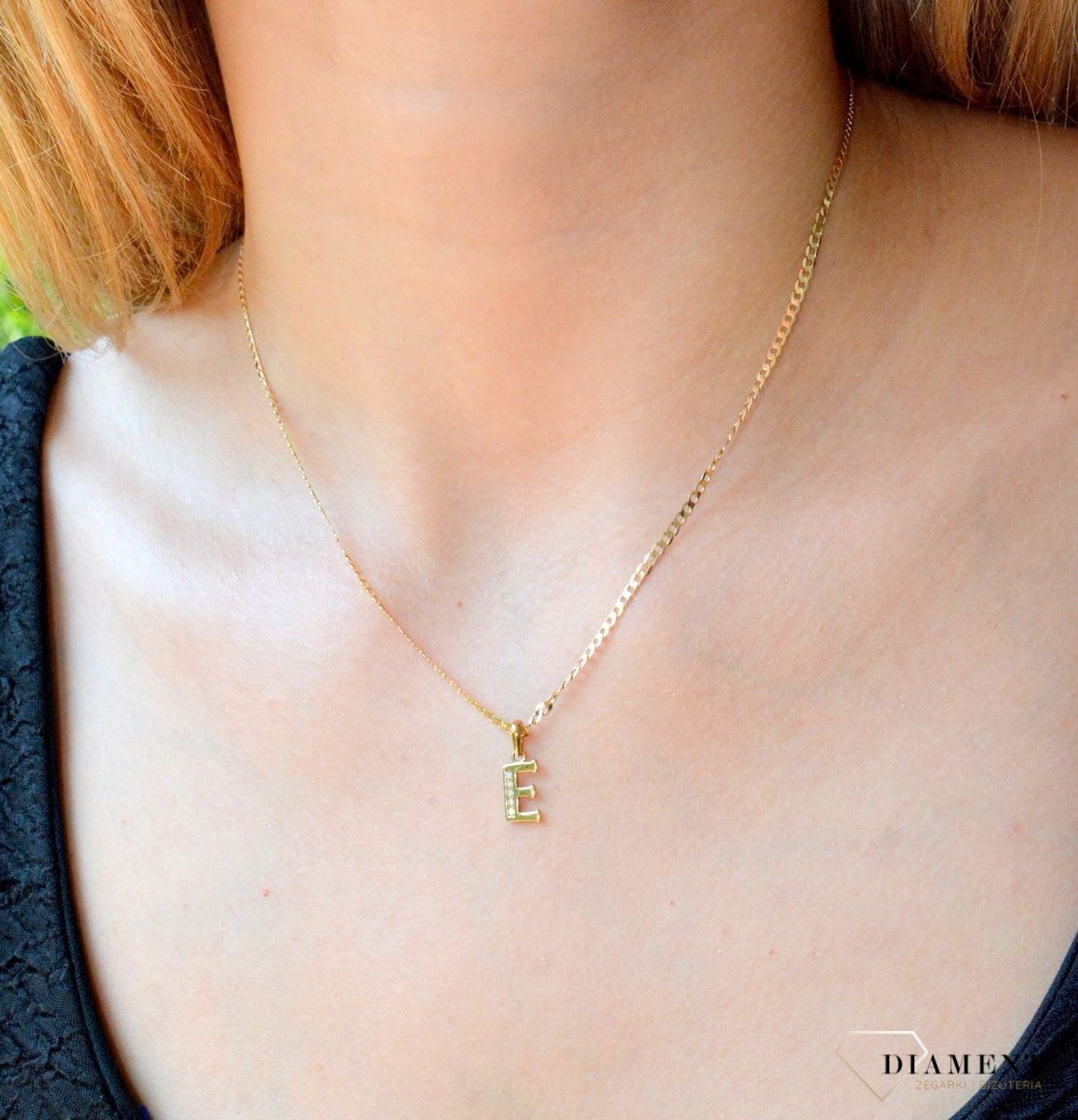 Złota zawieszka 333 literka E ozdobiona cyrkonią AR522-0246. Piękny, złoty wisiorek o ciekawym wzorze wykonany z żółtego złota próby 333. Personalizowana zawieszka to doskonały pomysł na prezent dla każdej kobiety. Zawieszka z.jpg
