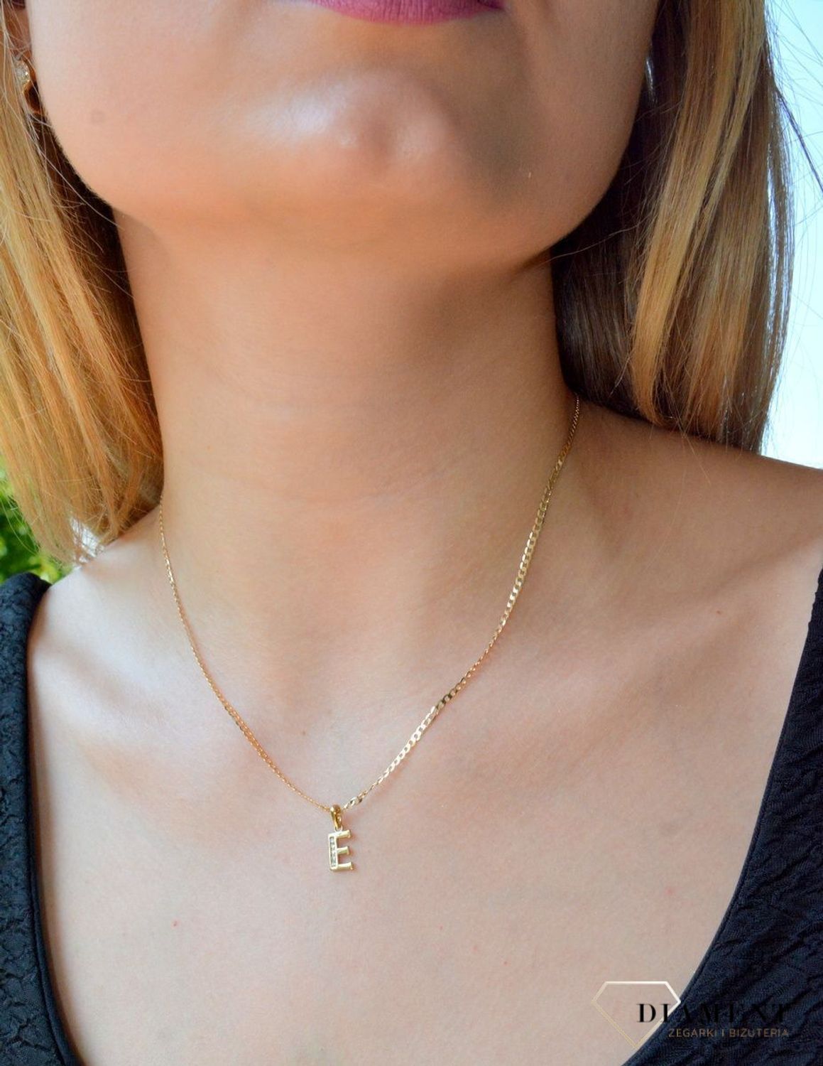 Złota zawieszka 333 literka E ozdobiona cyrkonią AR522-0246. Piękny, złoty wisiorek o ciekawym wzorze wykonany z żółtego złota próby 333. Personalizowana zawieszka to doskonały pomysł na prezent dla każdej kobiety. Zawieszka z.jpg