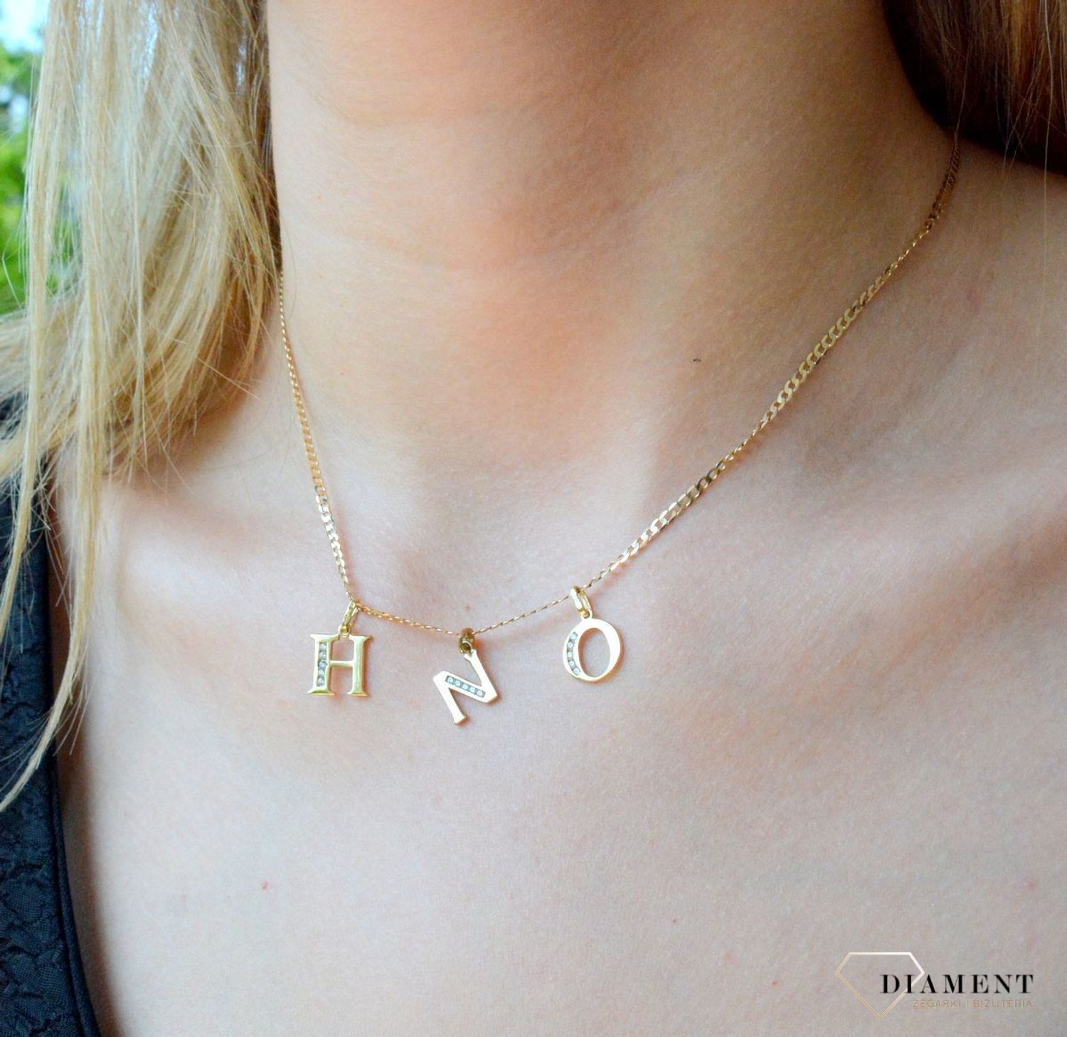 Złota zawieszka 333 literka N ozdobiona cyrkonią AR522-0254. Piękny, złoty wisiorek o ciekawym wzorze wykonany z żółtego złota próby 333. Personalizowana zawieszka to doskonały pomysł na prezent dla każdej kobiety. Zawieszka z.jpg