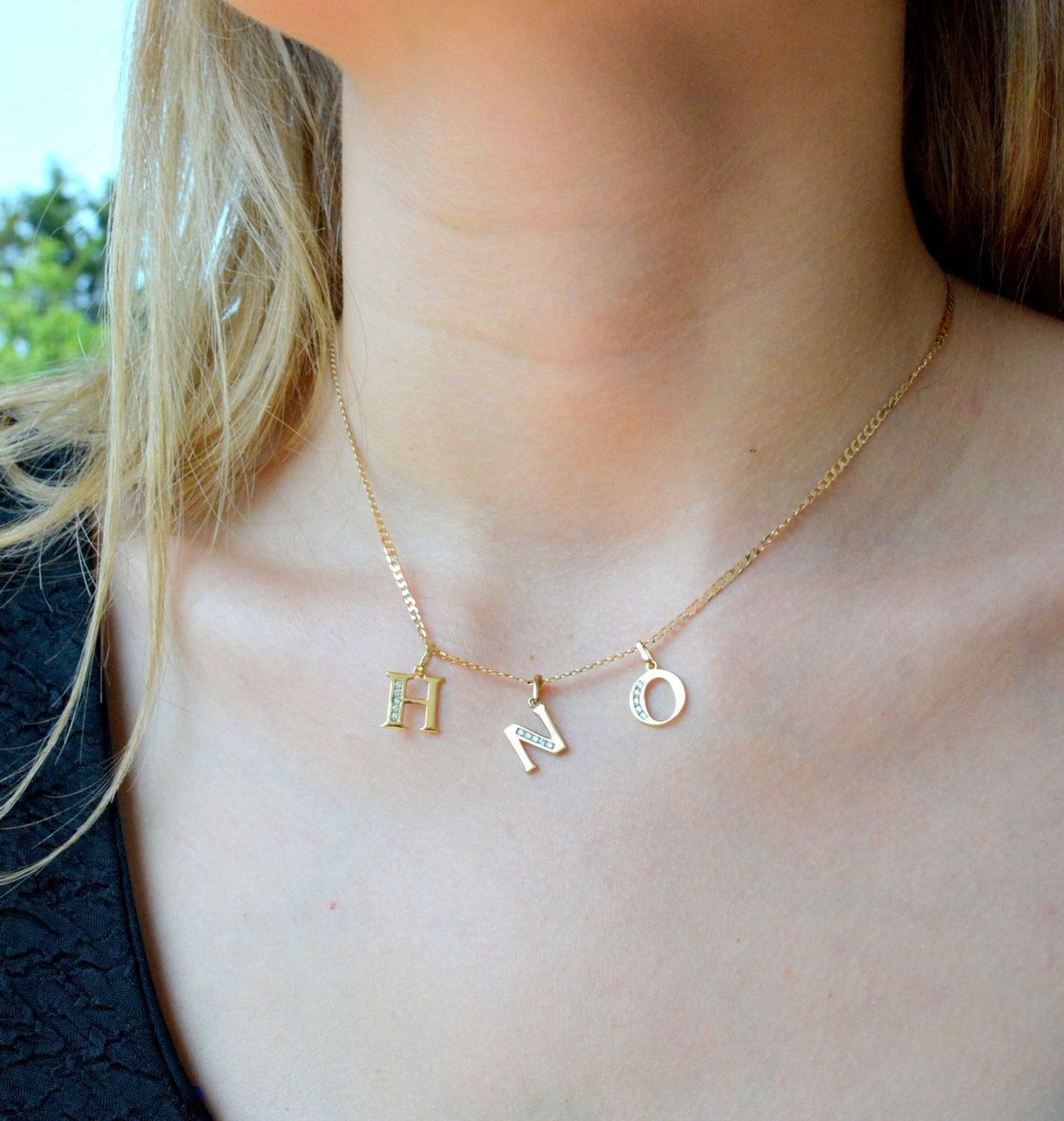 Złota zawieszka 333 literka N ozdobiona cyrkonią AR522-0254. Piękny, złoty wisiorek o ciekawym wzorze wykonany z żółtego złota próby 333. Personalizowana zawieszka to doskonały pomysł na prezent dla każdej kobiety. Zawieszka z.jpg