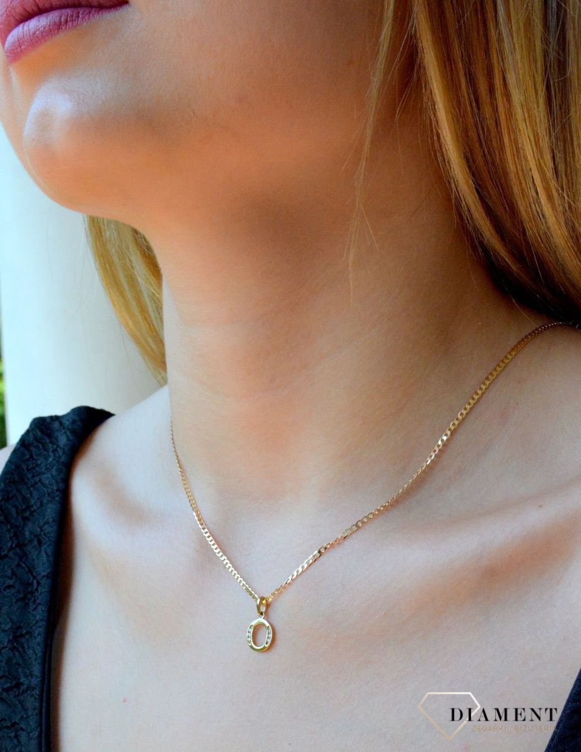 Złota zawieszka 333 literka O ozdobiona cyrkonią AR522-0255. Piękny, złoty wisiorek o ciekawym wzorze wykonany z żółtego złota próby 333. Personalizowana zawieszka to doskonały pomysł na prezent dla każdej kobiety. Zawieszka z.jpg