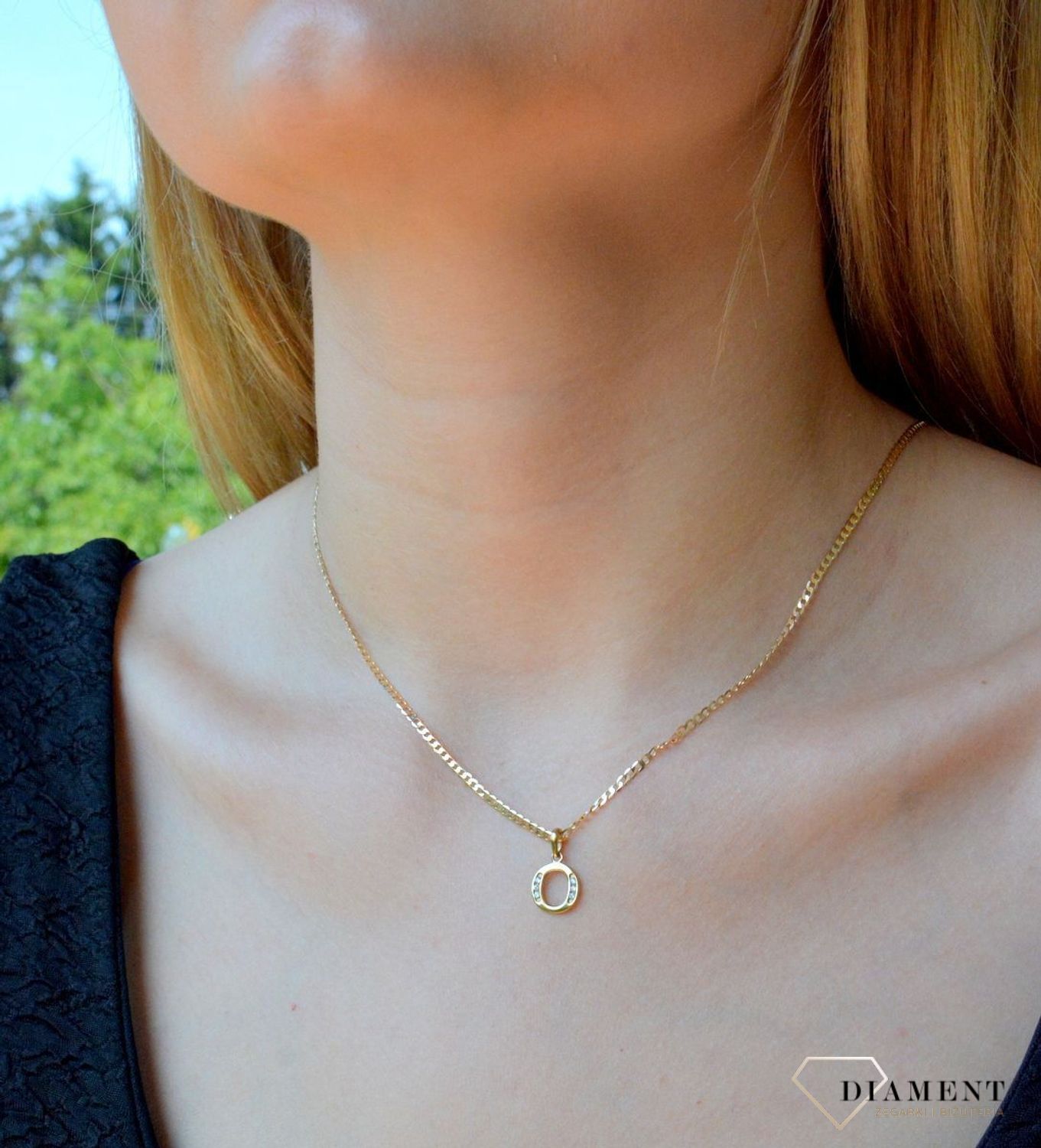 Złota zawieszka 333 literka O ozdobiona cyrkonią AR522-0255. Piękny, złoty wisiorek o ciekawym wzorze wykonany z żółtego złota próby 333. Personalizowana zawieszka to doskonały pomysł na prezent dla każdej kobiety. Zawieszka z.jpg