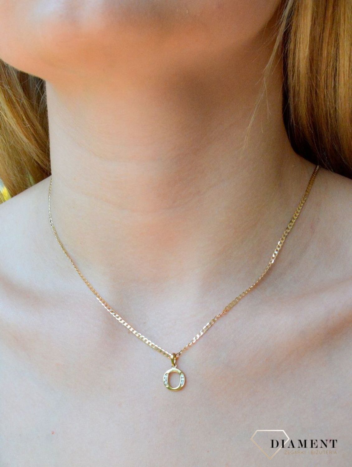 Złota zawieszka 333 literka O ozdobiona cyrkonią AR522-0255. Piękny, złoty wisiorek o ciekawym wzorze wykonany z żółtego złota próby 333. Personalizowana zawieszka to doskonały pomysł na prezent dla każdej kobiety. Zawieszka z.jpg