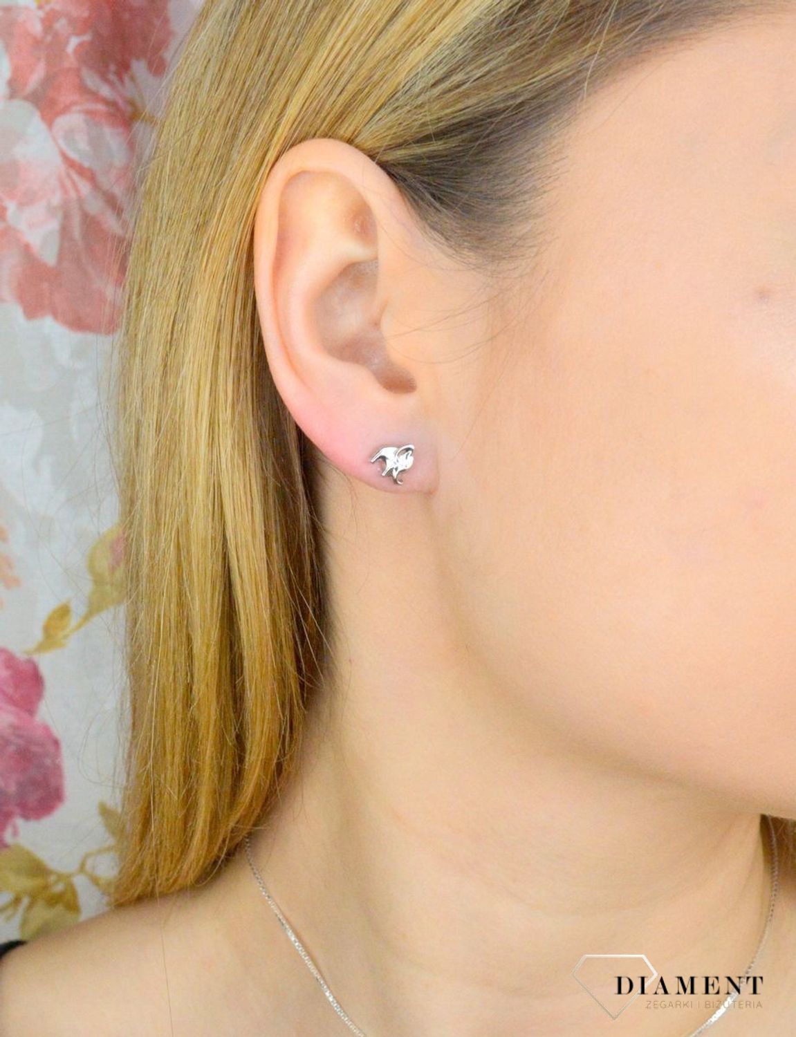 Srebrne kolczyki dziecięce gładkie słoniki AR53-2694. Drobne kolczyki dziecięce gładkie to doskonała propozycja dla osób szukających modnych, minimalistycznych dodatków. Kolczyki z wygodnym zapięciem na sztyft..jpg