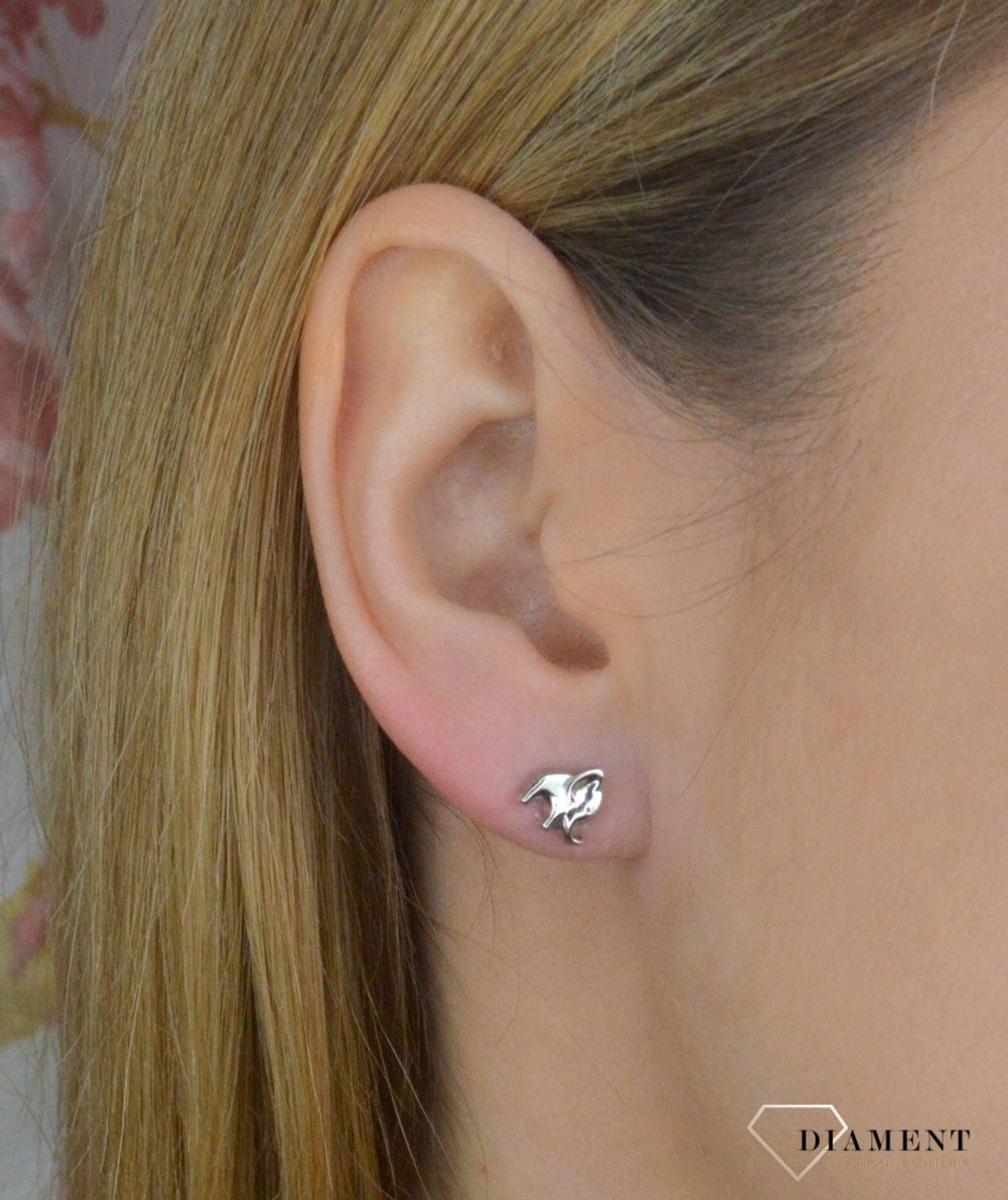 Srebrne kolczyki dziecięce gładkie słoniki AR53-2694. Drobne kolczyki dziecięce gładkie to doskonała propozycja dla osób szukających modnych, minimalistycznych dodatków. Kolczyki z wygodnym zapięciem na sztyft..jpg