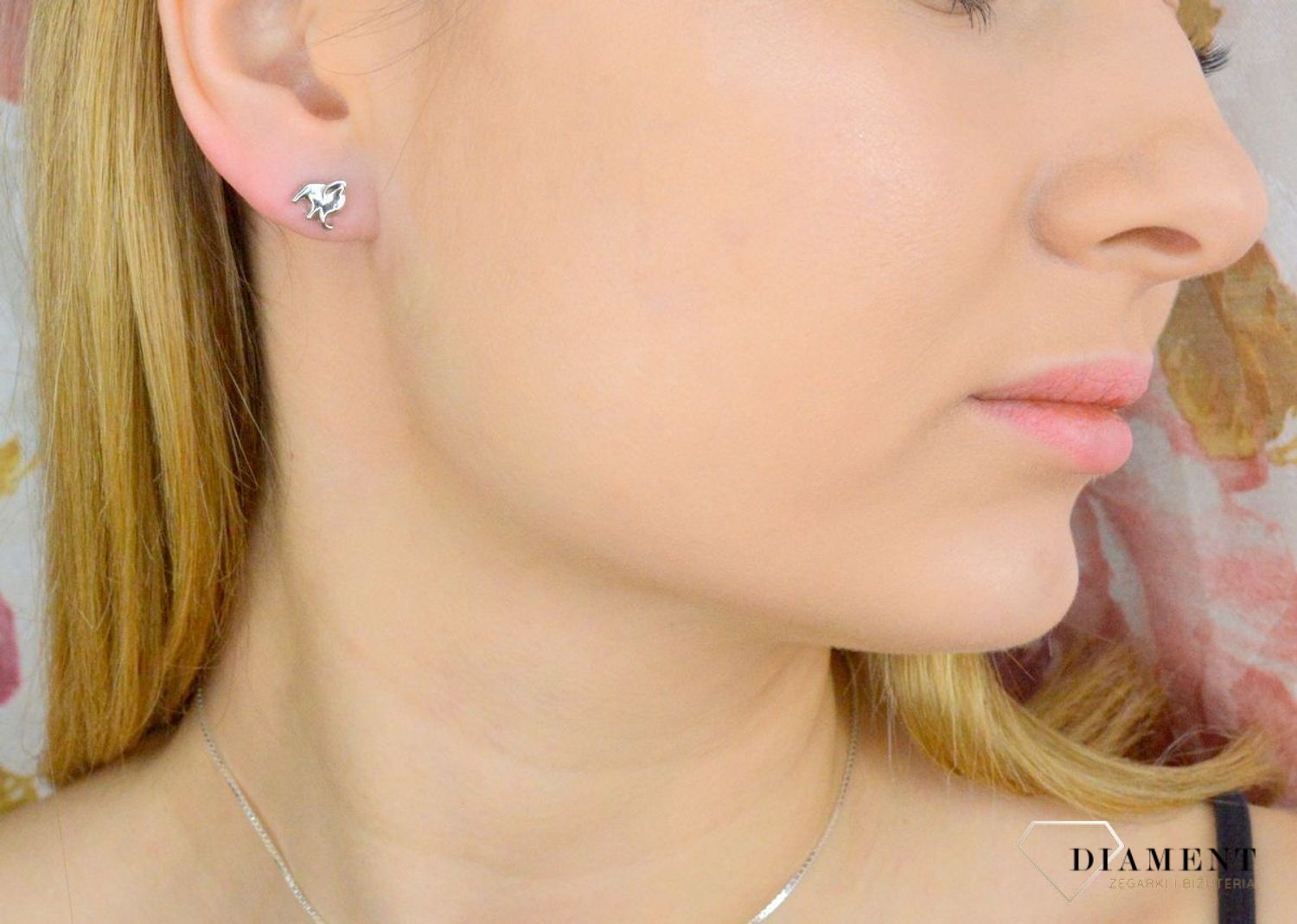 Srebrne kolczyki dziecięce gładkie słoniki AR53-2694. Drobne kolczyki dziecięce gładkie to doskonała propozycja dla osób szukających modnych, minimalistycznych dodatków. Kolczyki z wygodnym zapięciem na sztyft..jpg