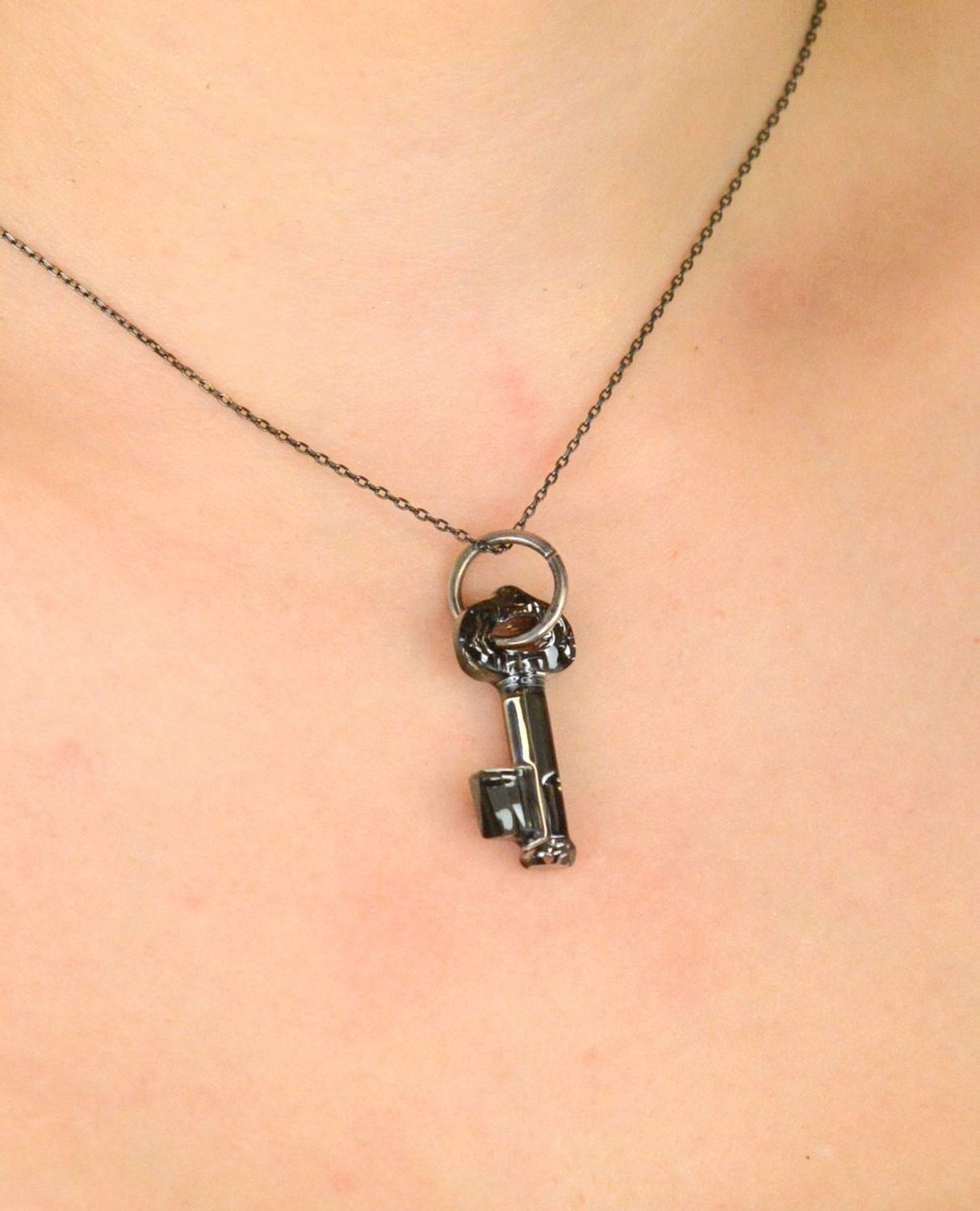 Łańcuszek damski srebrny oksydowany AS7, próba 925, długość 42 + 3 cm. Klasyczny styl, oksydowane wykończenie i zapięcie na karabińczyk – idealny do zawieszek.1.jpg