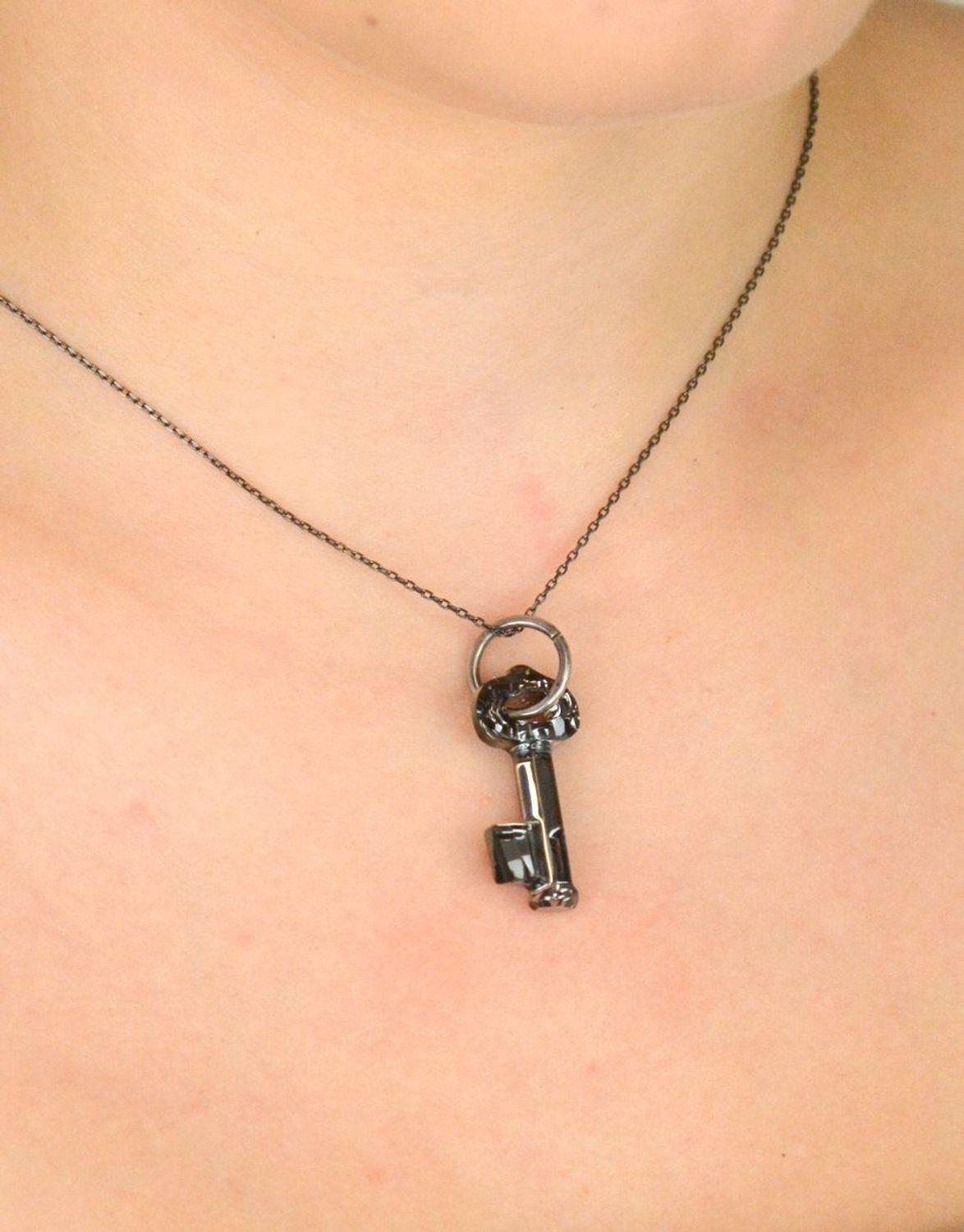 Łańcuszek damski srebrny oksydowany AS7, próba 925, długość 42 + 3 cm. Klasyczny styl, oksydowane wykończenie i zapięcie na karabińczyk – idealny do zawieszek.1.jpg