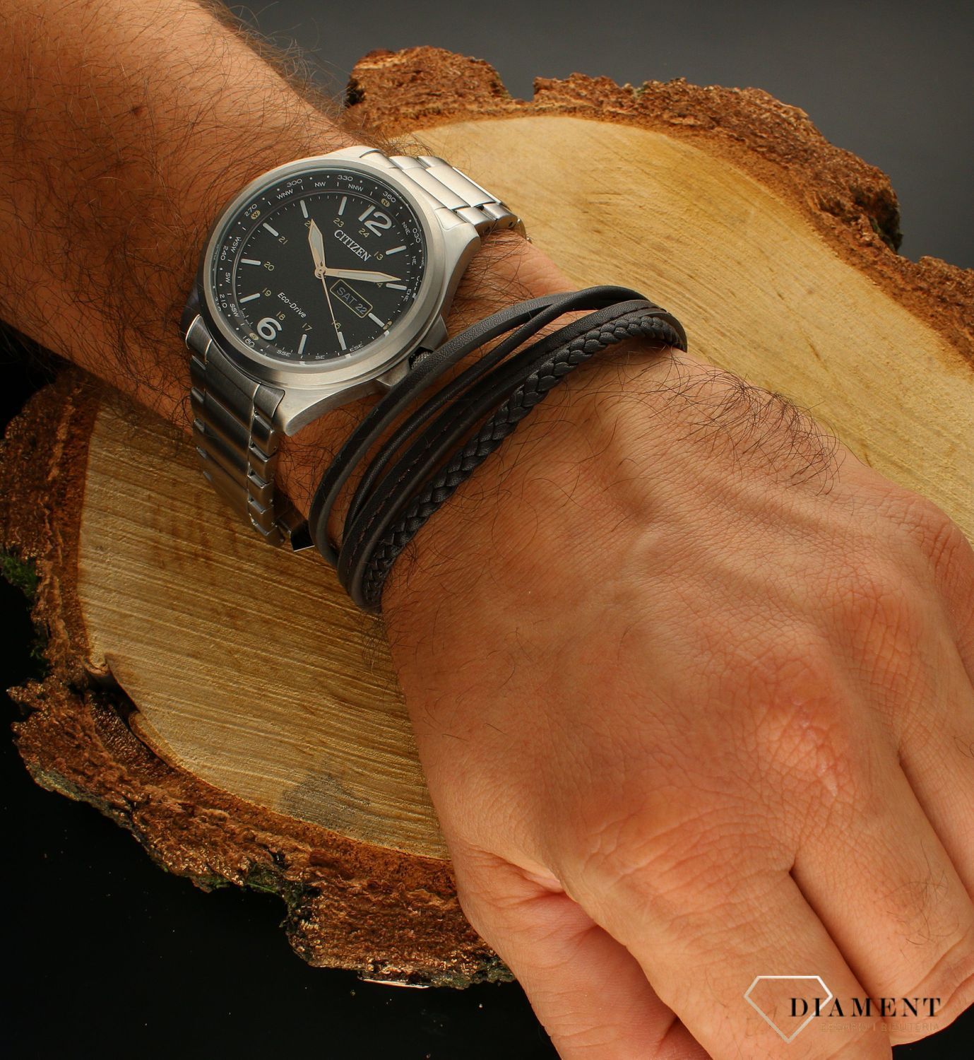 Męski Citizen Eco-drive AW0110-82EE jest to zegarek, w których wykorzystano innowacyjną technologie Eco – Drive, wykorzystuje on różne źródła energii, przez co jest przyjaźniejszy dla środowiska..webp