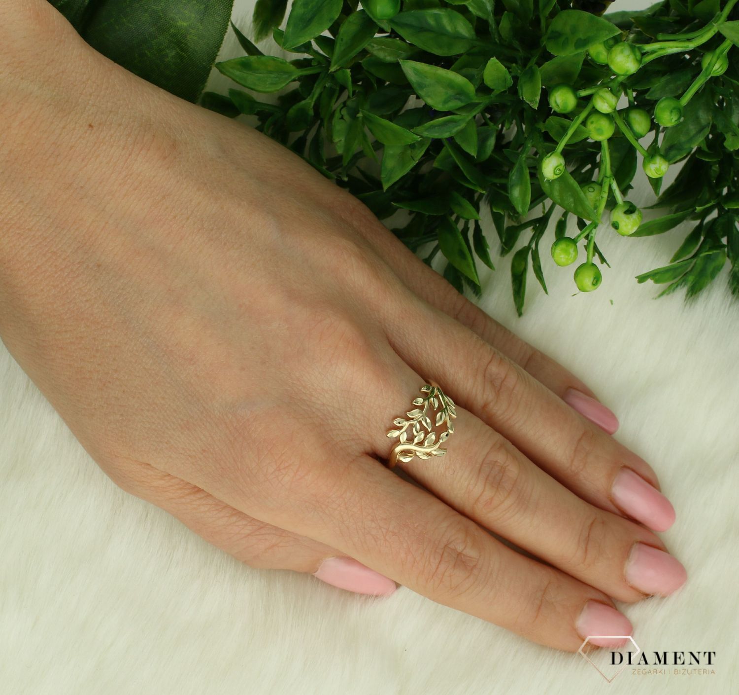 Złoty pierścionek damski 585 nowoczesne listki AZ2327. Złoty pierścionek damski. Złoty pierścionek z listkami. Nowoczesny złoty pierścionek dla kobiety. Damski złoty pierścionek z listkami na prezent..jpg
