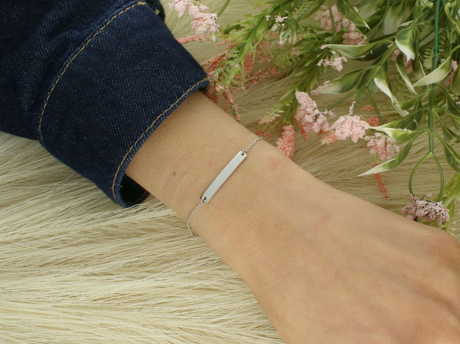 Srebrna bransoletka damska 925 z blaszką do graweru. Delikatna i stylowa bransoletka wykonana z wysokiej jakości srebra próby 925. Subtelny splot typu ankier doskonale komponuje 1.jpg