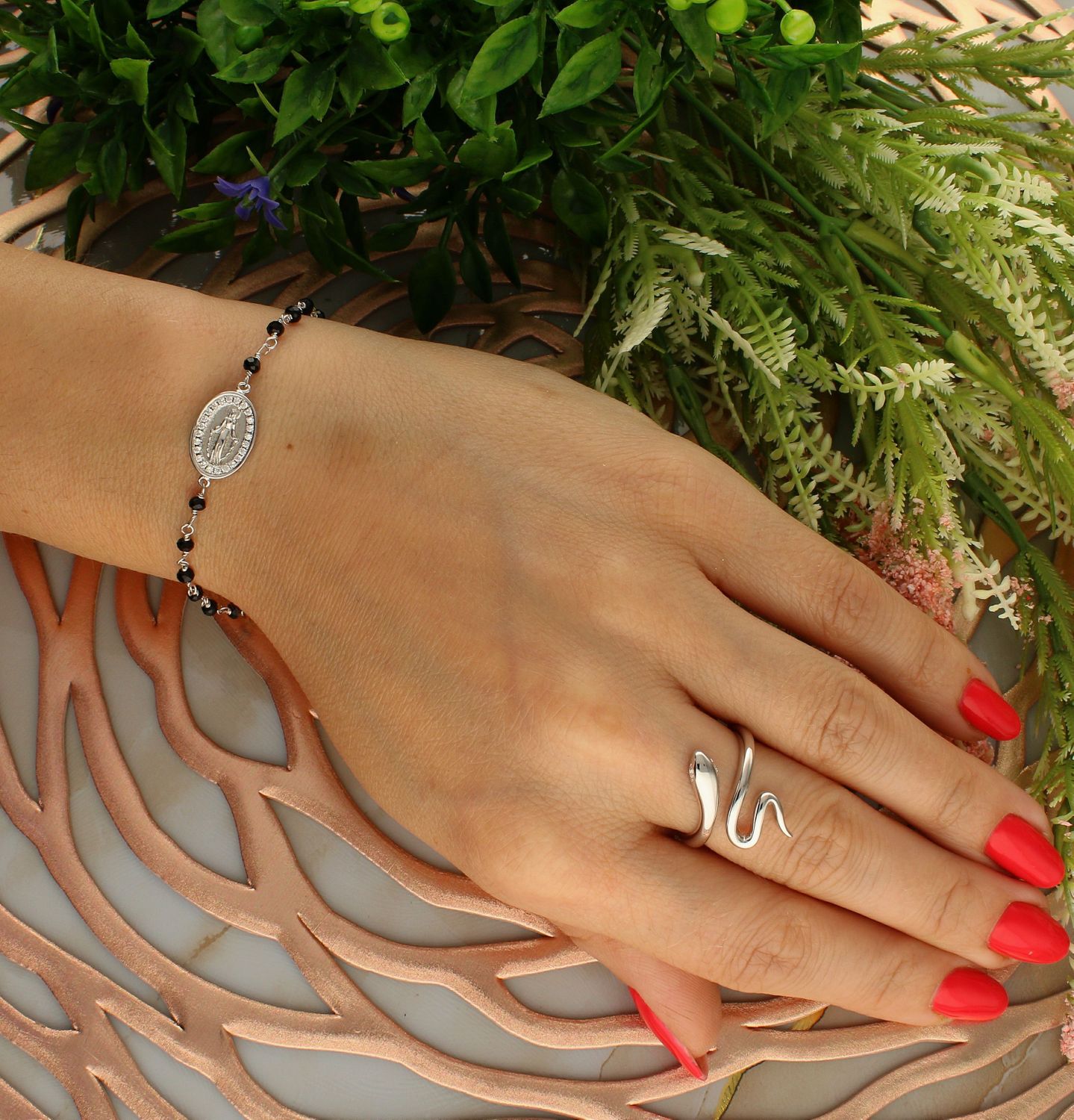 Bransoletka srebrna różaniec z czarnymi koralikami AZB000000-250. Bransoletka srebrna różaniec. Bransoletka srebrna z czarnymi koralikami. Bransoletka celebrytka z medalikiem. Bransoletka na prezent dla księdza, zakonnicy, m.jpg