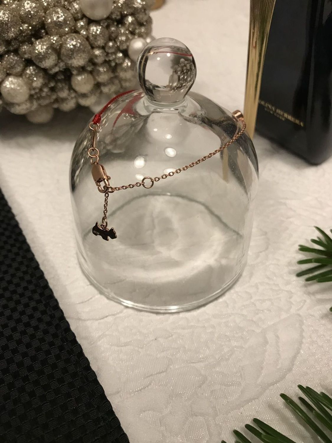 Bransoletka na sznurku czerwona z pieskiem. Bransoletka wykonana z czerwonego sznurka przynoszącego szczęście Bransoletki na szczęście4.jpg