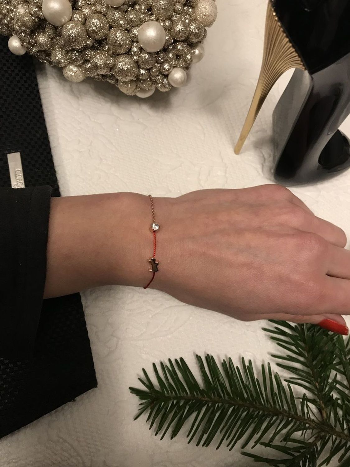 Bransoletka na sznurku czerwona z pieskiem. Bransoletka wykonana z czerwonego sznurka przynoszącego szczęście Bransoletki na szczęście4.jpg