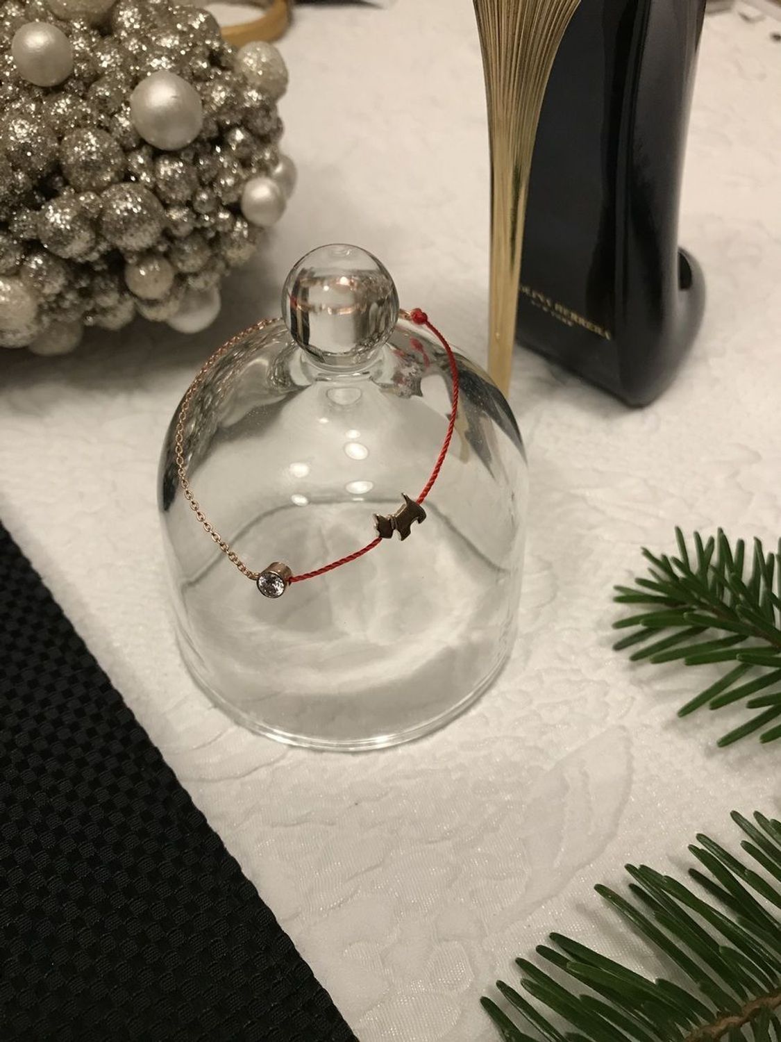 Bransoletka na sznurku czerwona z pieskiem. Bransoletka wykonana z czerwonego sznurka przynoszącego szczęście Bransoletki na szczęście4.jpg