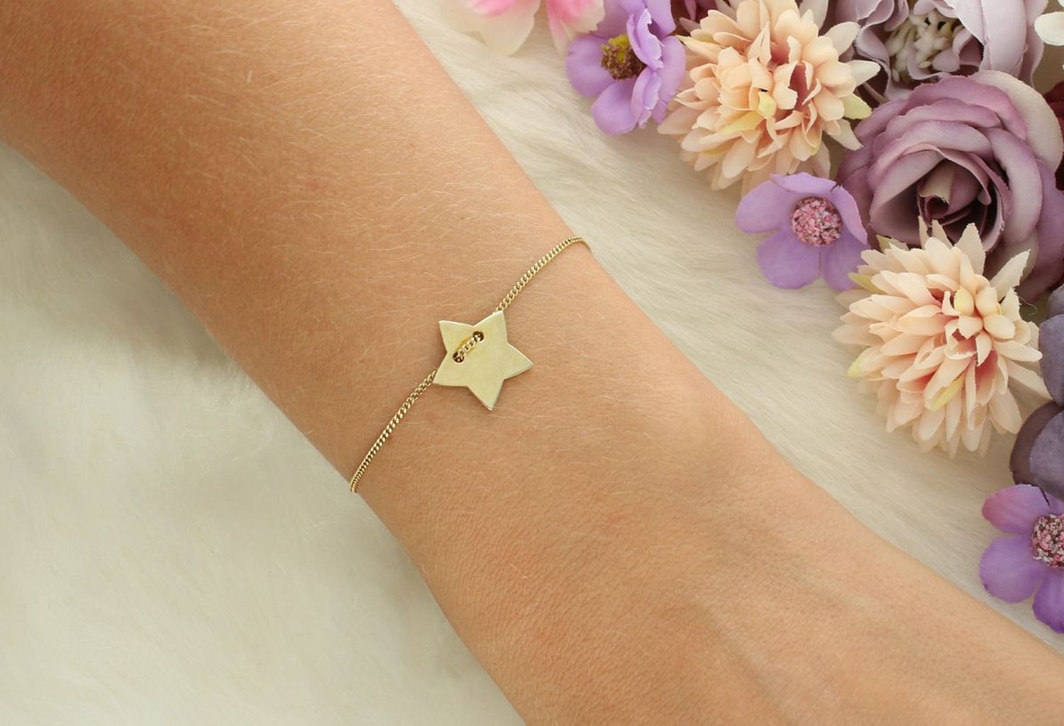 Pozłacana bransoletka celebrytka ze srebra próby 925 z zawieszką w kształcie gwiazdki (1,4 cm). Długość 16 + 3 cm, wygodne zapięcie na karabińczyk. Stylowa i subtelna biżuteria.1.jpg