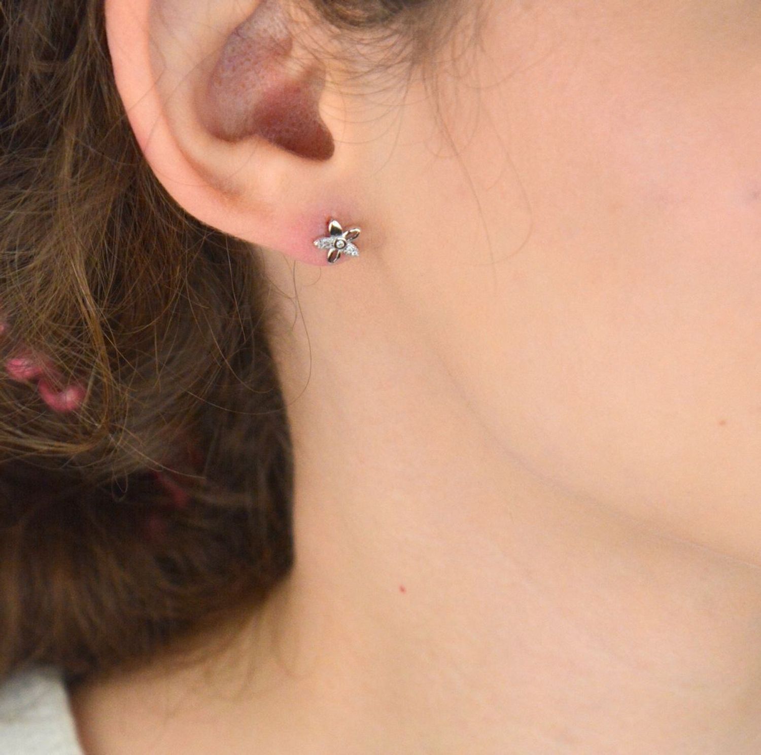 Kolczyki srebrne próby 925 – AZK000000-037. Delikatne kwiatki z cyrkoniami, średnica 7 mm, zapięcie sztyft, waga 1,00 g. Idealne do noszenia na co dzień – subtelne i eleganckie.1.jpg