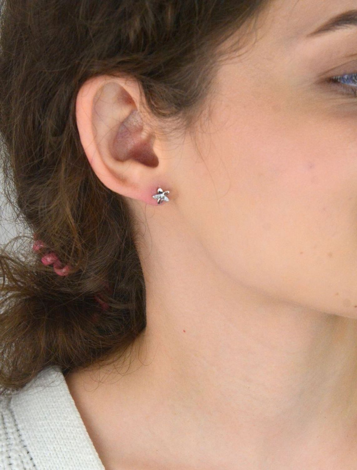 Kolczyki srebrne próby 925 – AZK000000-037. Delikatne kwiatki z cyrkoniami, średnica 7 mm, zapięcie sztyft, waga 1,00 g. Idealne do noszenia na co dzień – subtelne i eleganckie.1.jpg