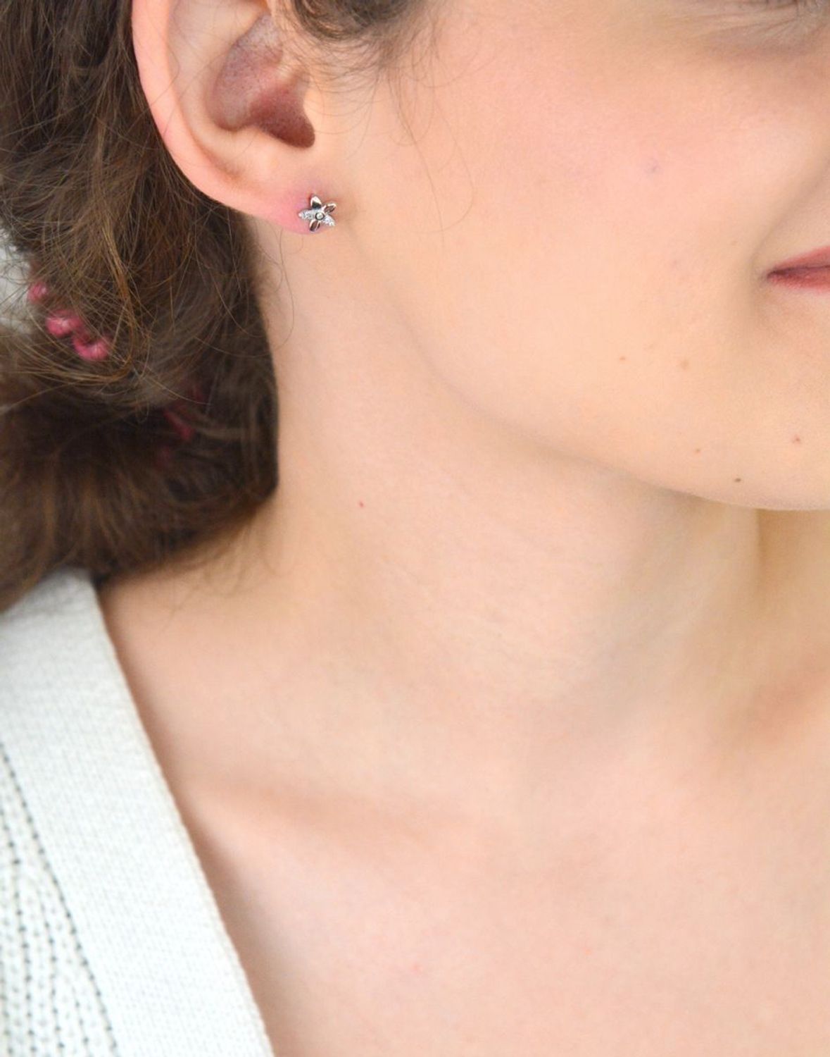 Kolczyki srebrne próby 925 – AZK000000-037. Delikatne kwiatki z cyrkoniami, średnica 7 mm, zapięcie sztyft, waga 1,00 g. Idealne do noszenia na co dzień – subtelne i eleganckie.1.jpg