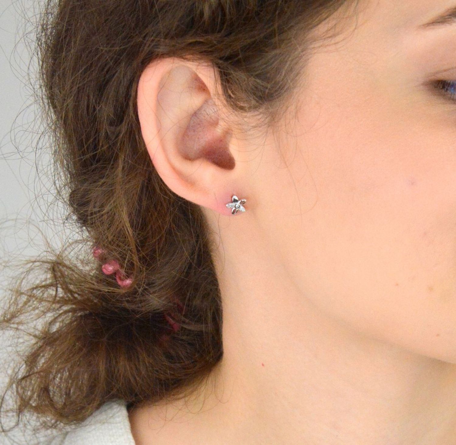 Kolczyki srebrne próby 925 – AZK000000-037. Delikatne kwiatki z cyrkoniami, średnica 7 mm, zapięcie sztyft, waga 1,00 g. Idealne do noszenia na co dzień – subtelne i eleganckie.1.jpg