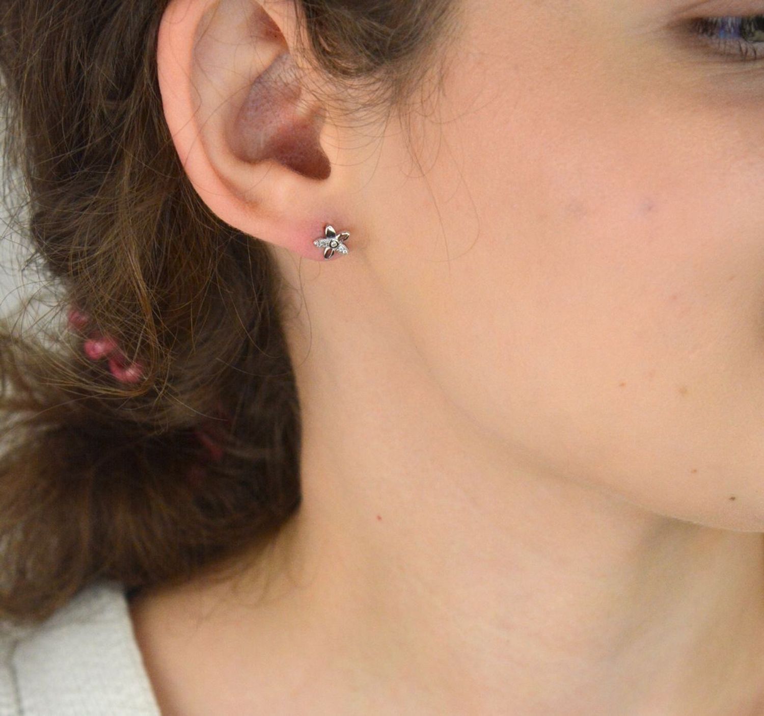 Kolczyki srebrne próby 925 – AZK000000-037. Delikatne kwiatki z cyrkoniami, średnica 7 mm, zapięcie sztyft, waga 1,00 g. Idealne do noszenia na co dzień – subtelne i eleganckie.1.jpg